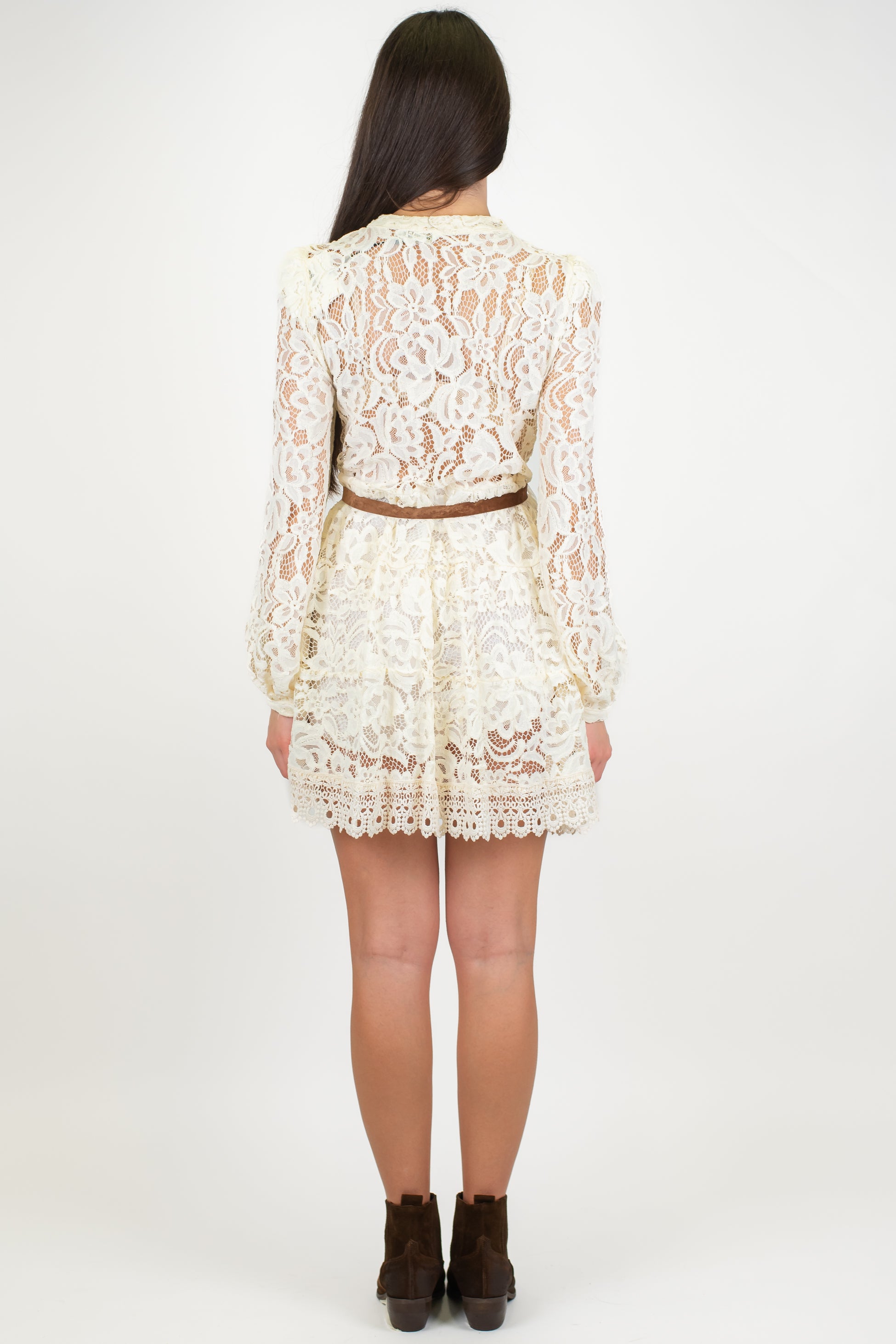 Tensione in - Abito corto in pizzo con chiusura alamari