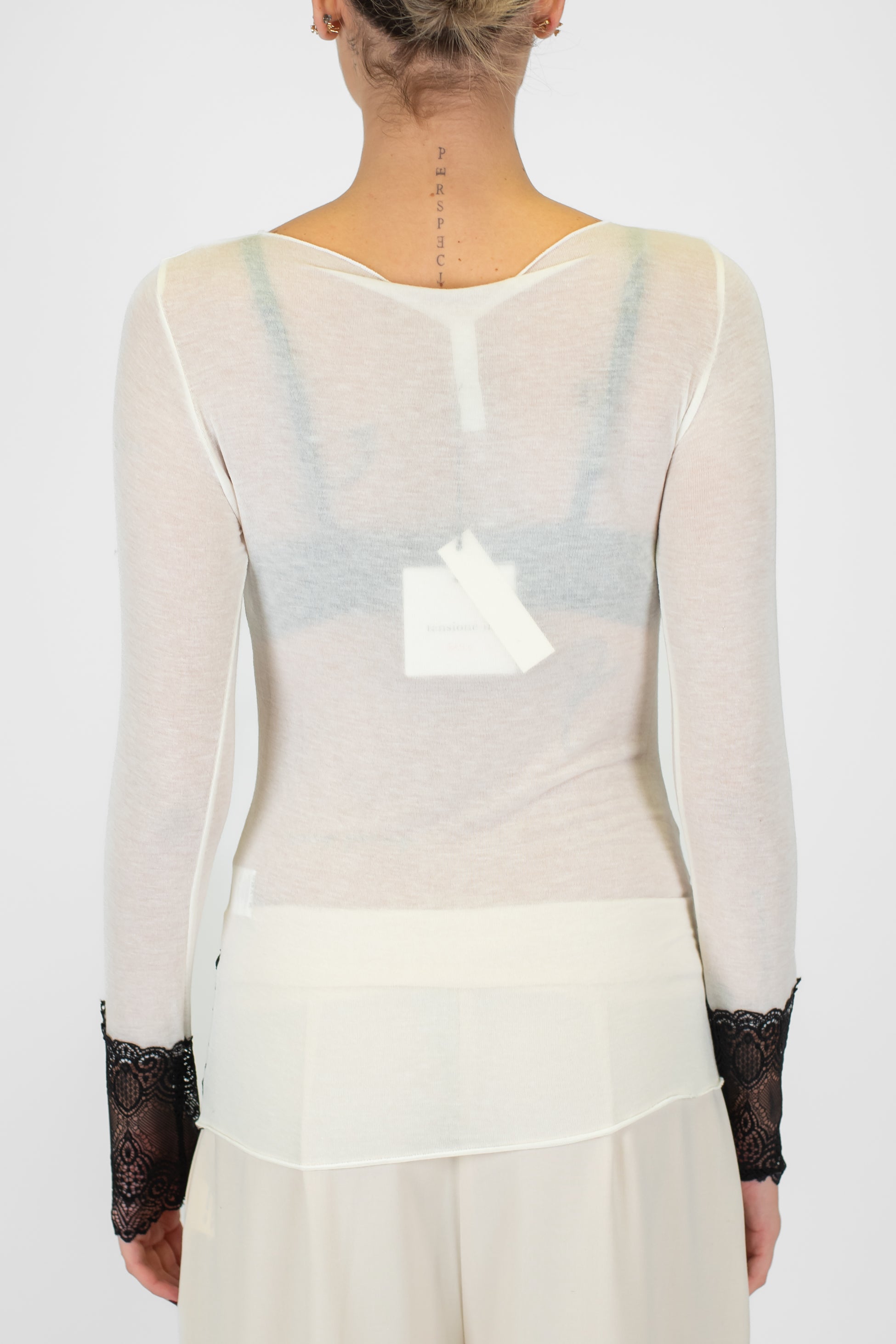 Tensione in - Maglia basic scollo a barca in misto cashmere con polsini e fondo in pizzo a contrasto