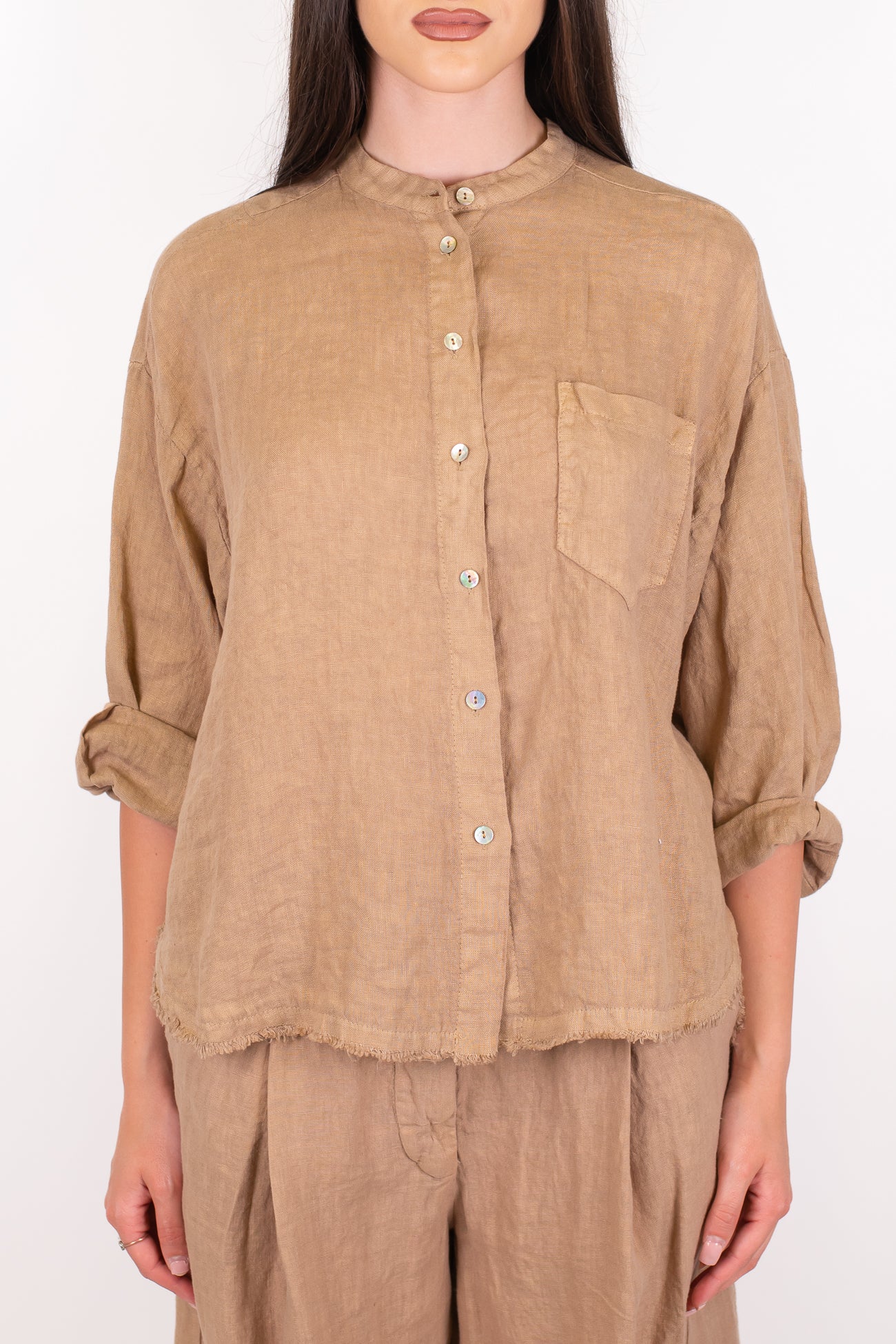 Tensione in - Camicia in puro lino con collo coreano e taschino
