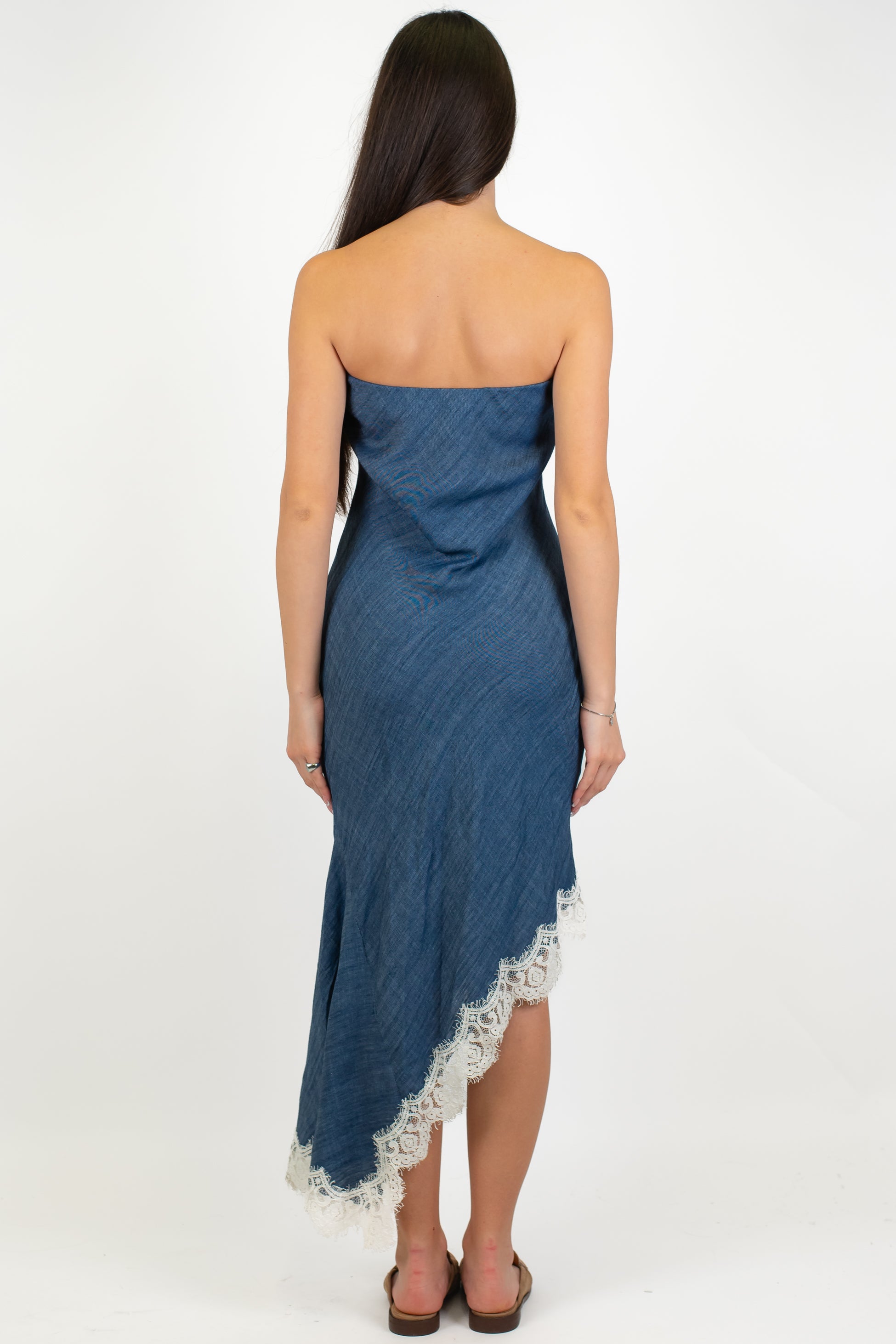 Motel - Abito lungo a fascia in misto lino e tencel effetto denim con asimmetria e dettaglio in pizzo sul fondo
