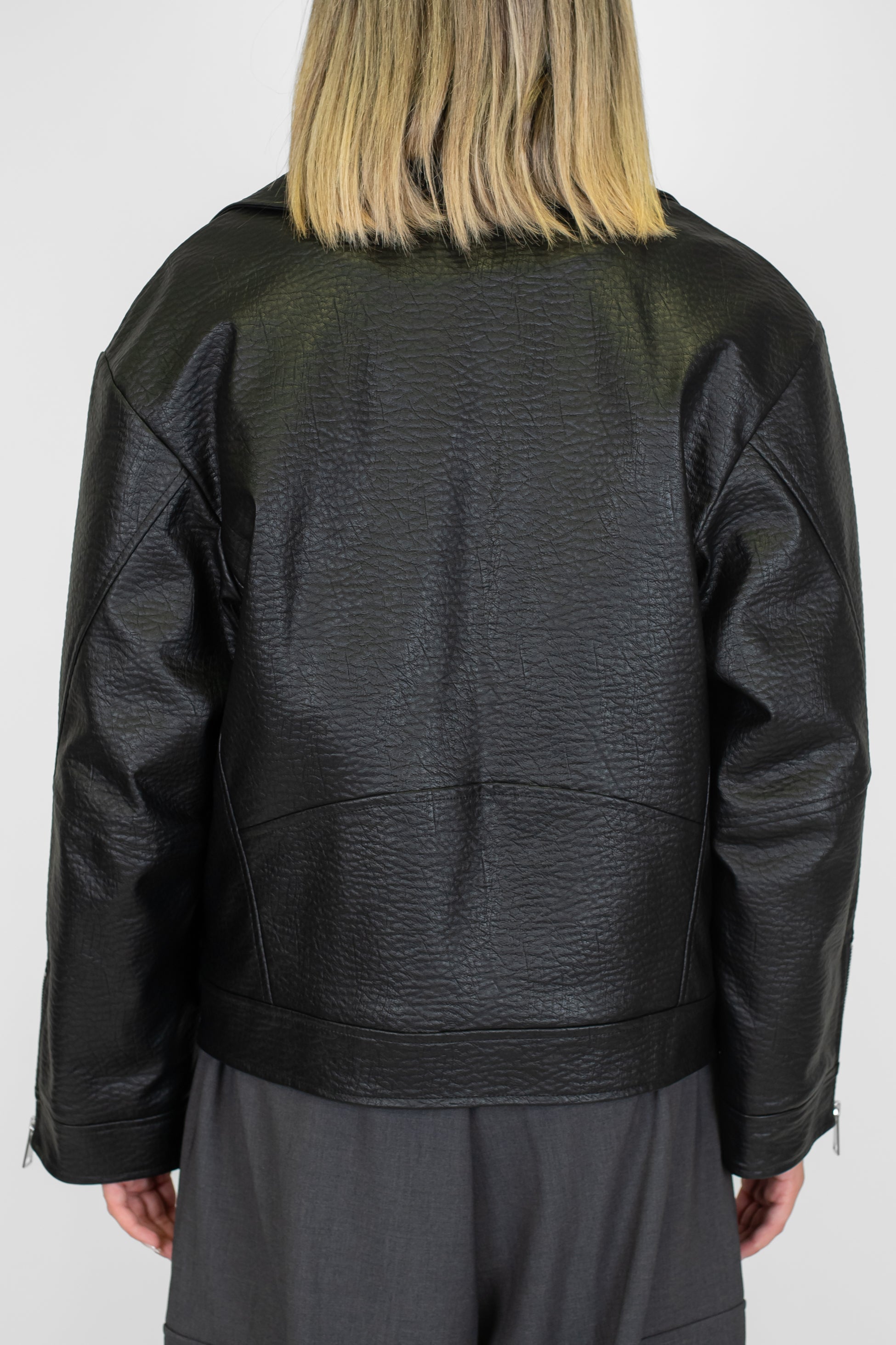 Tensione in - Giubbino biker in ecopelle con rever ampio e tasche con zip laterale