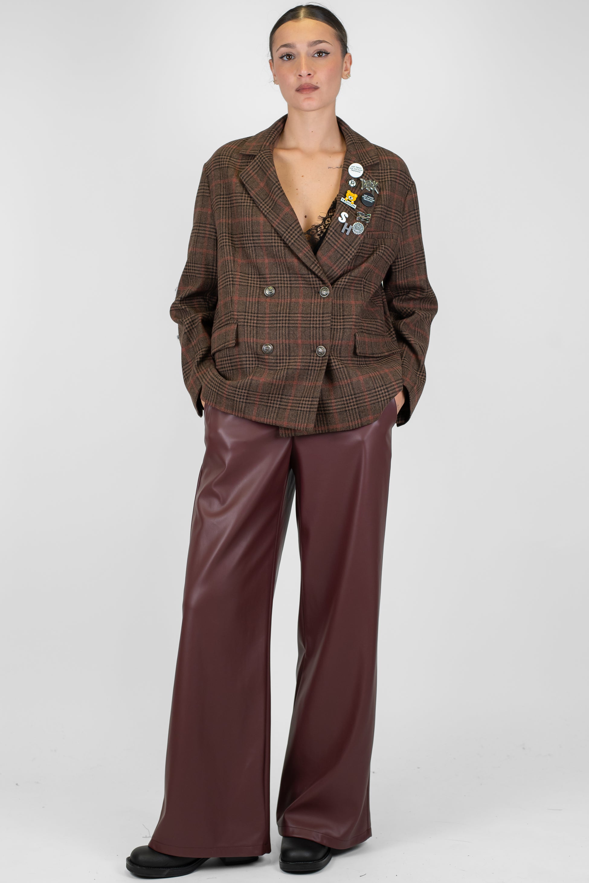 Tensione in - Pantalone palazzo in ecopelle con elastico dietro