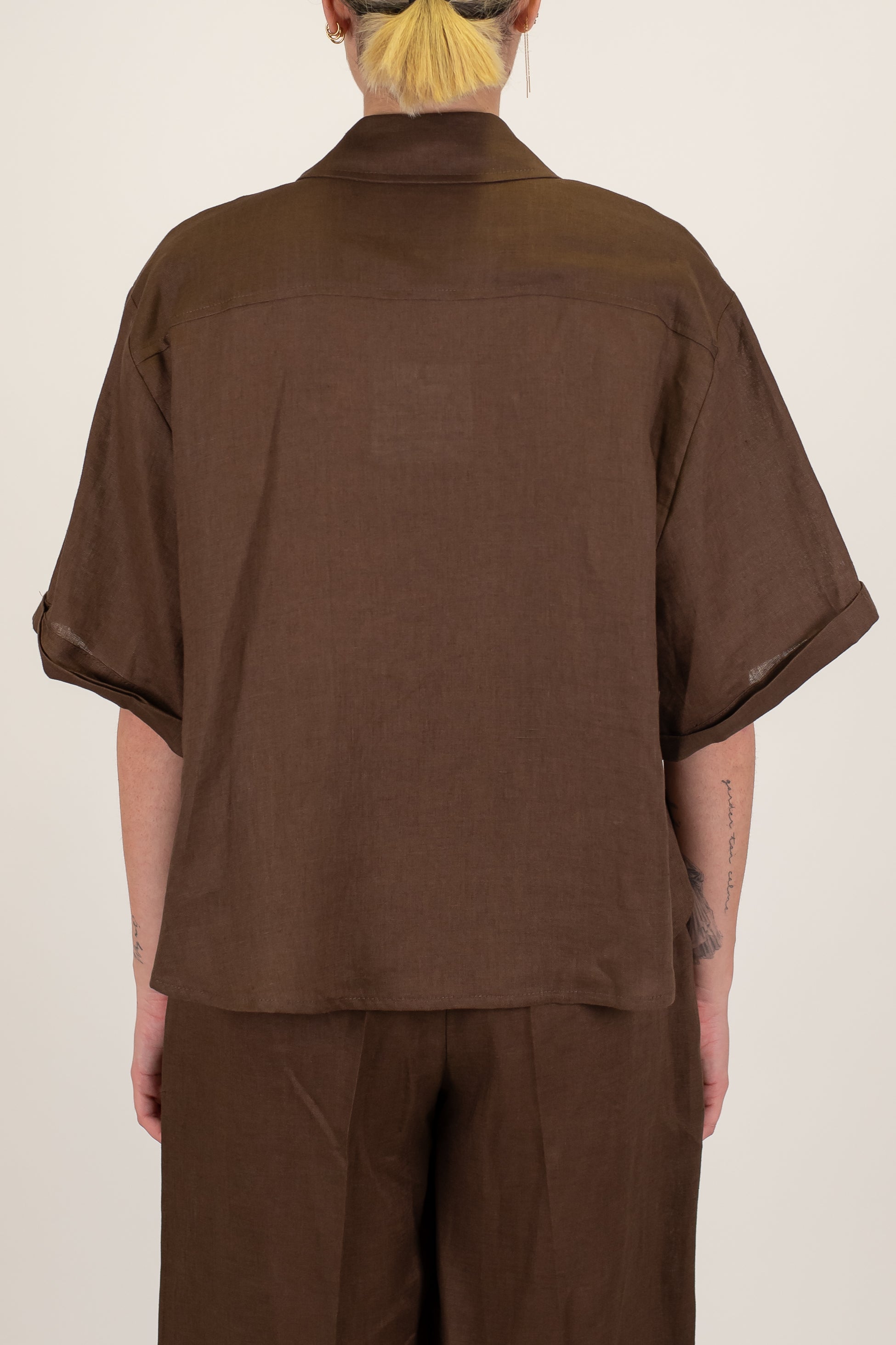 Tensione in - Camicia over merzzamanica in puro lino con tascone