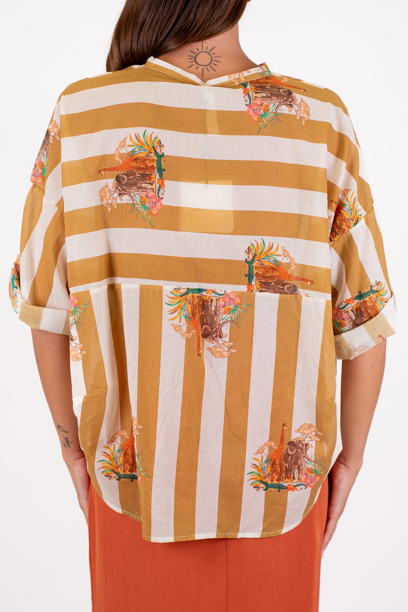Tensione in - Camicia in mussola di cotone a righe con fantasia animali