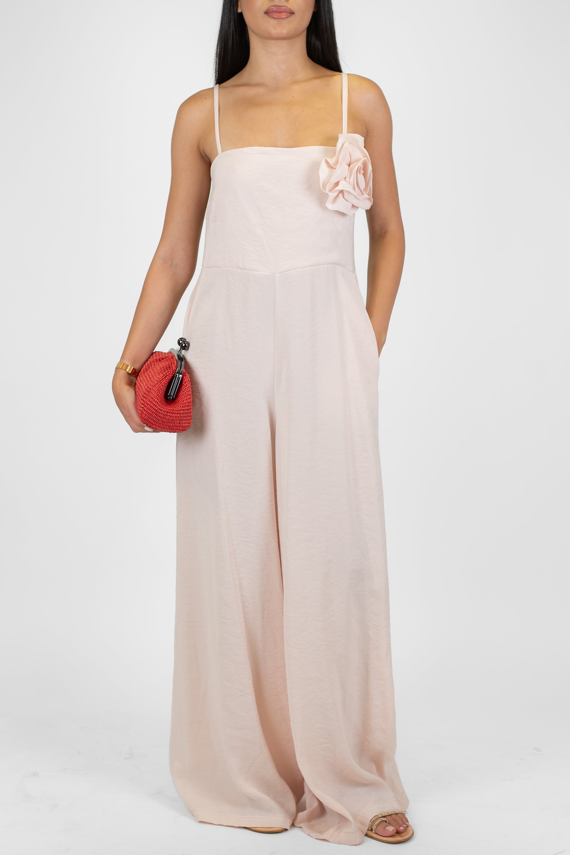 Tensione in - Tuta in modal con bretelline e spilla fiore