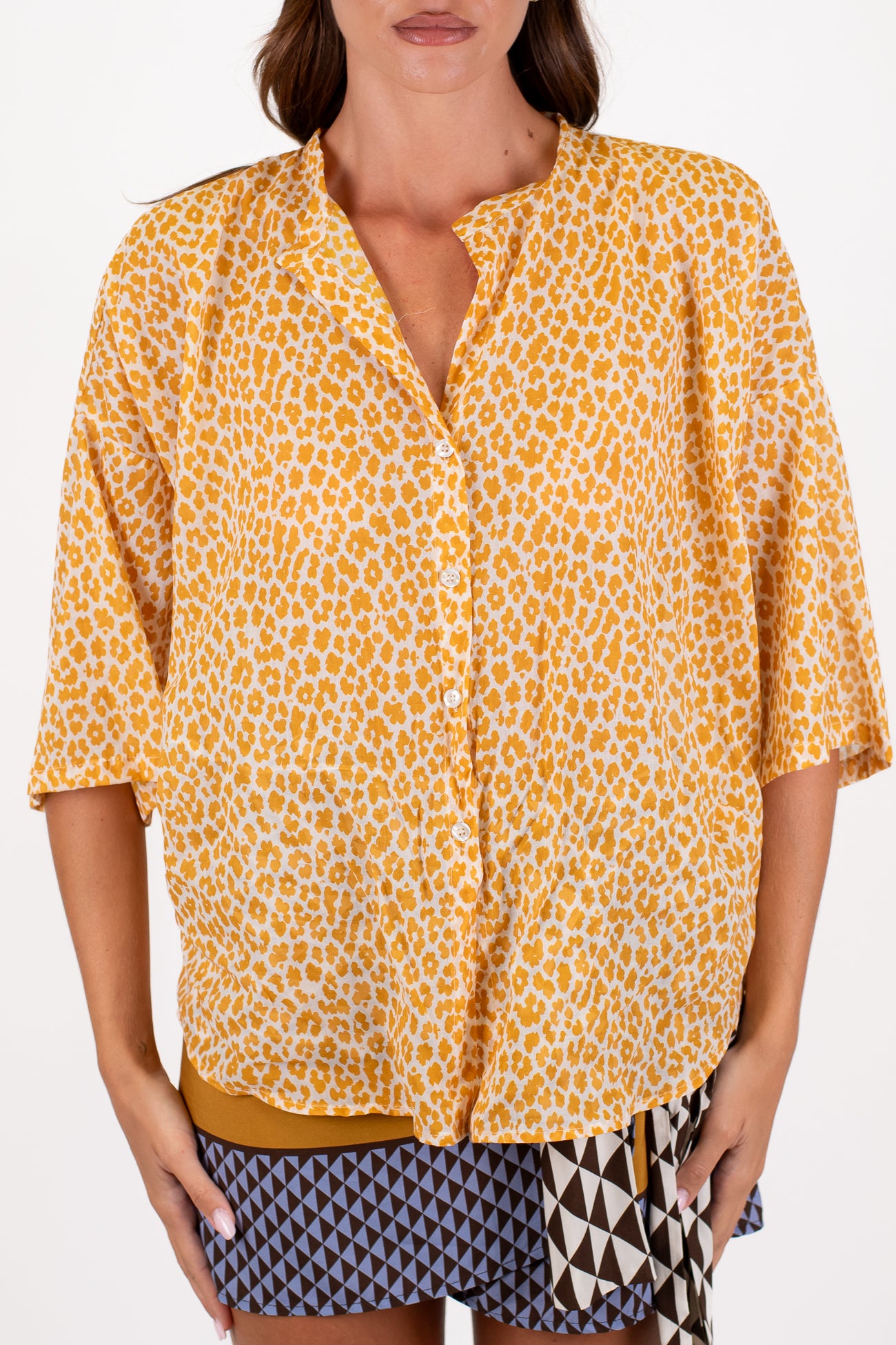 Tensione in - Camicia mezzamanica microfantasia floreale in mussola di cotone con collo coreano