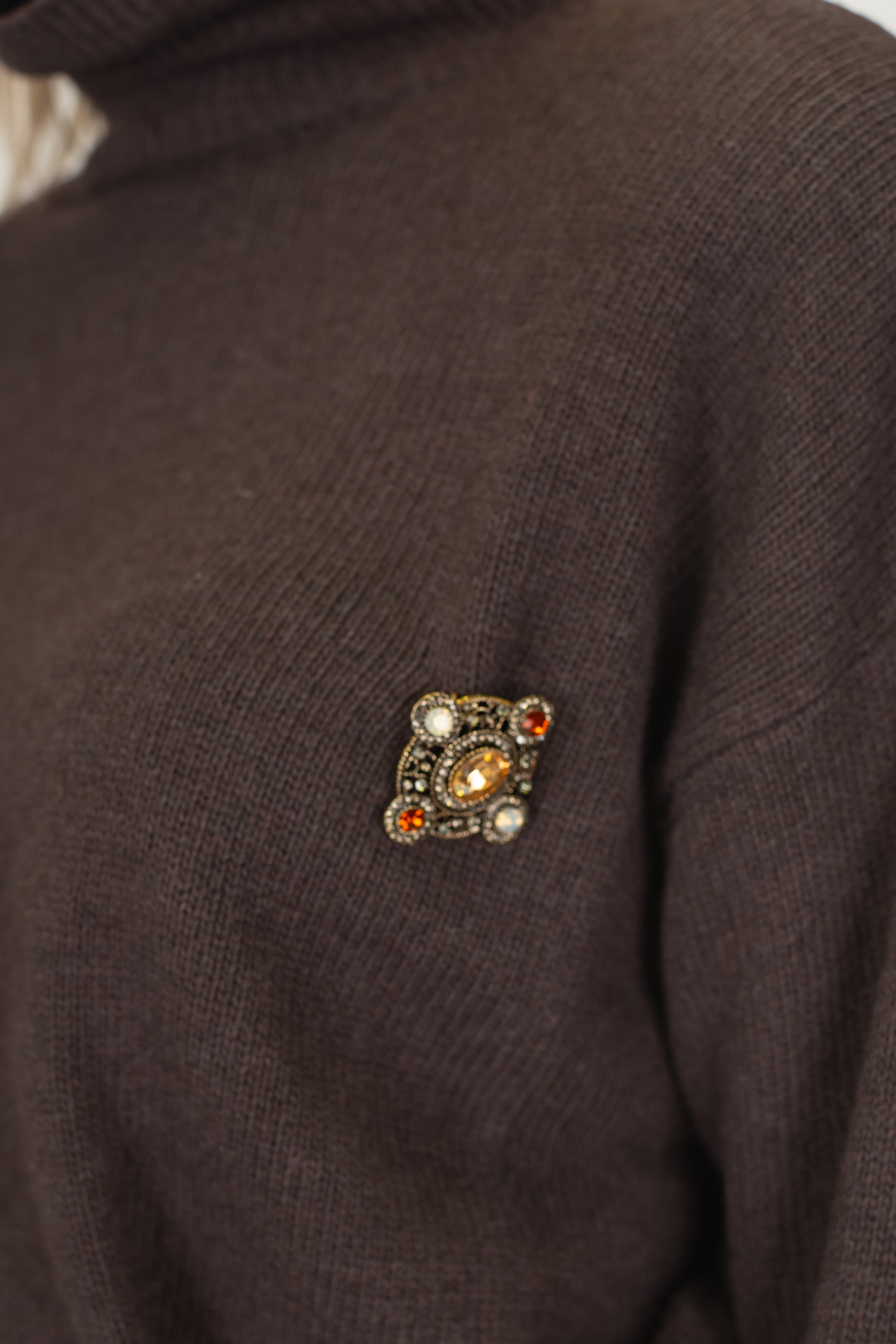 Motel - Dolcevita in misto lana con spalline e spilla gioiello