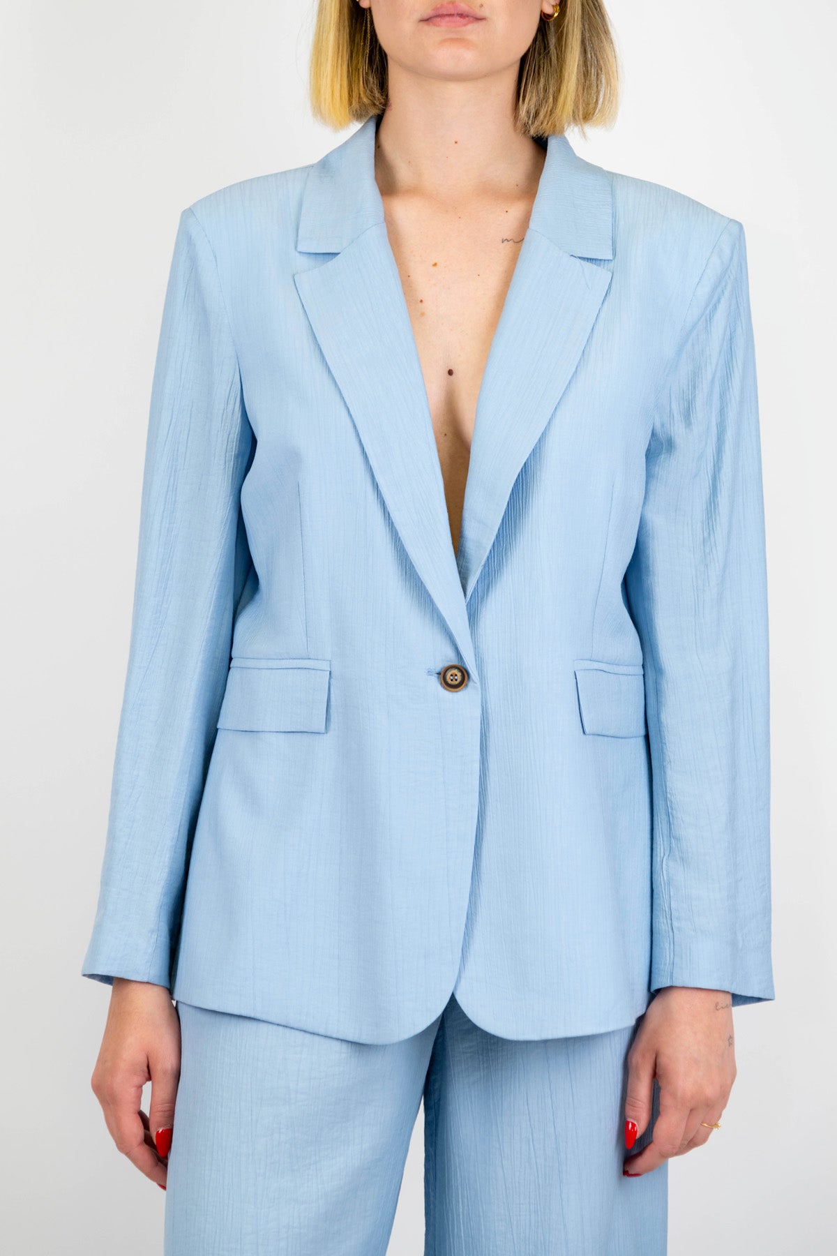 Tensione in - Tailleur in viscosa leggera con giacca monopetto e pantalone palazzo con elastico sul retro