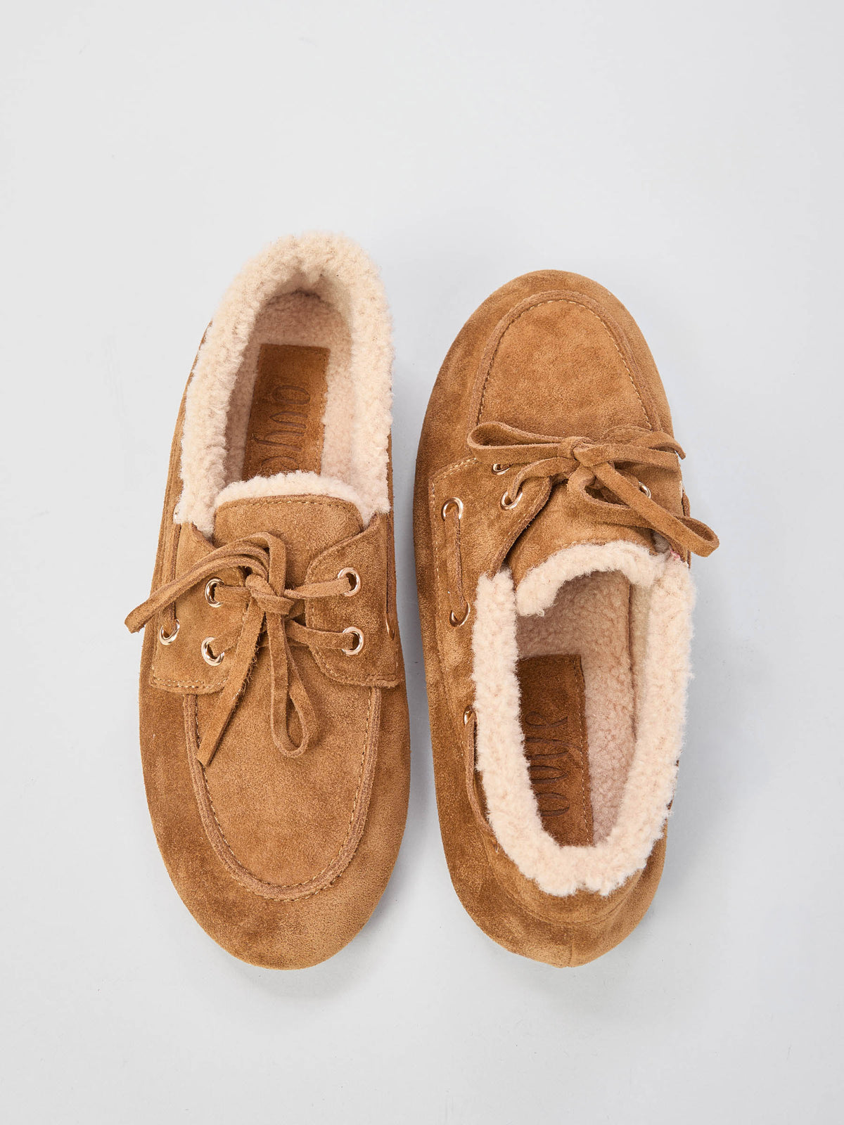 Ovyè - Mocassino in suede punta tonda con lacci e fodera in morbida pelliccia