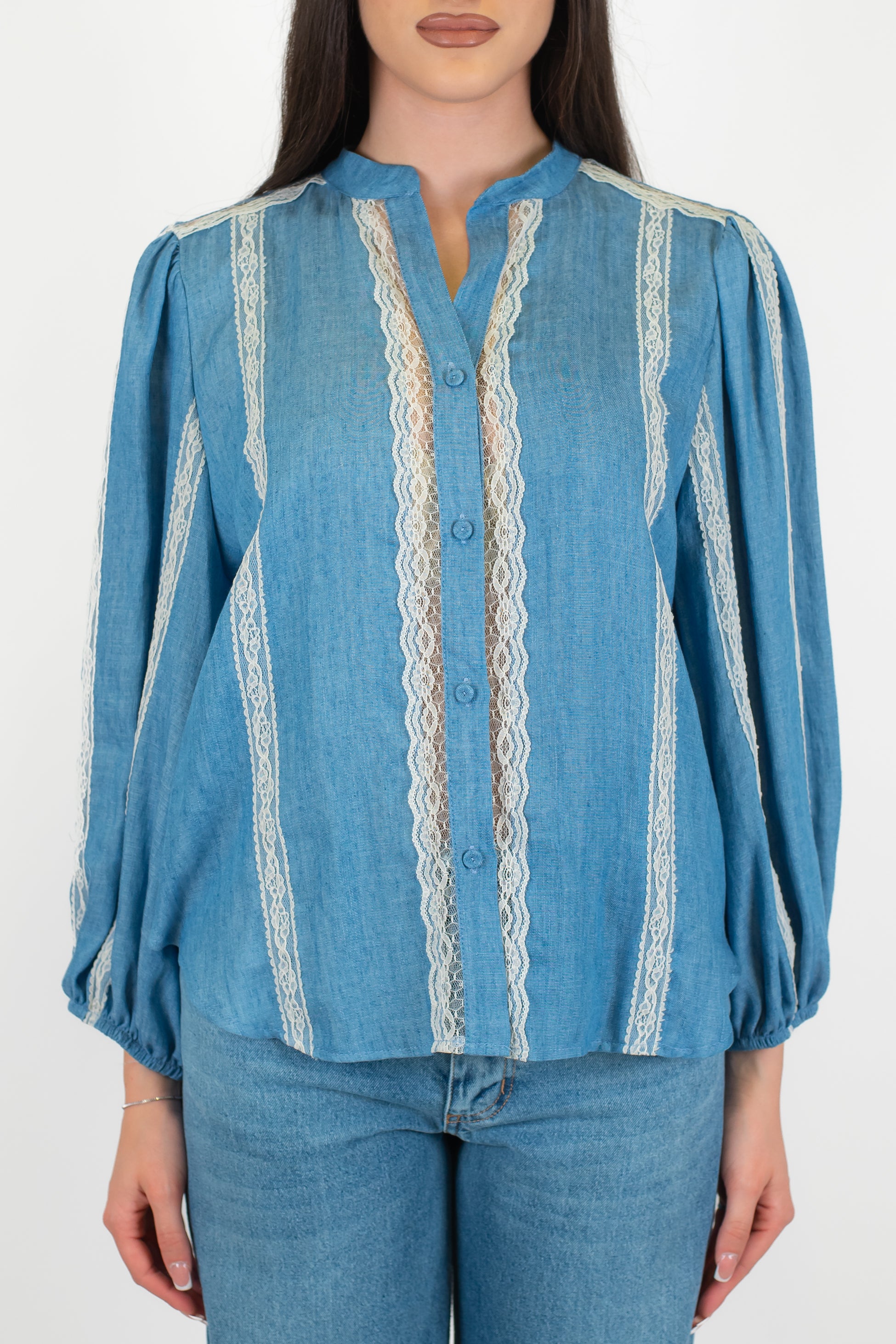 Tensione in - Camicia in misto lino e tencel effetto denim con manica palloncino e dettagli in pizzo