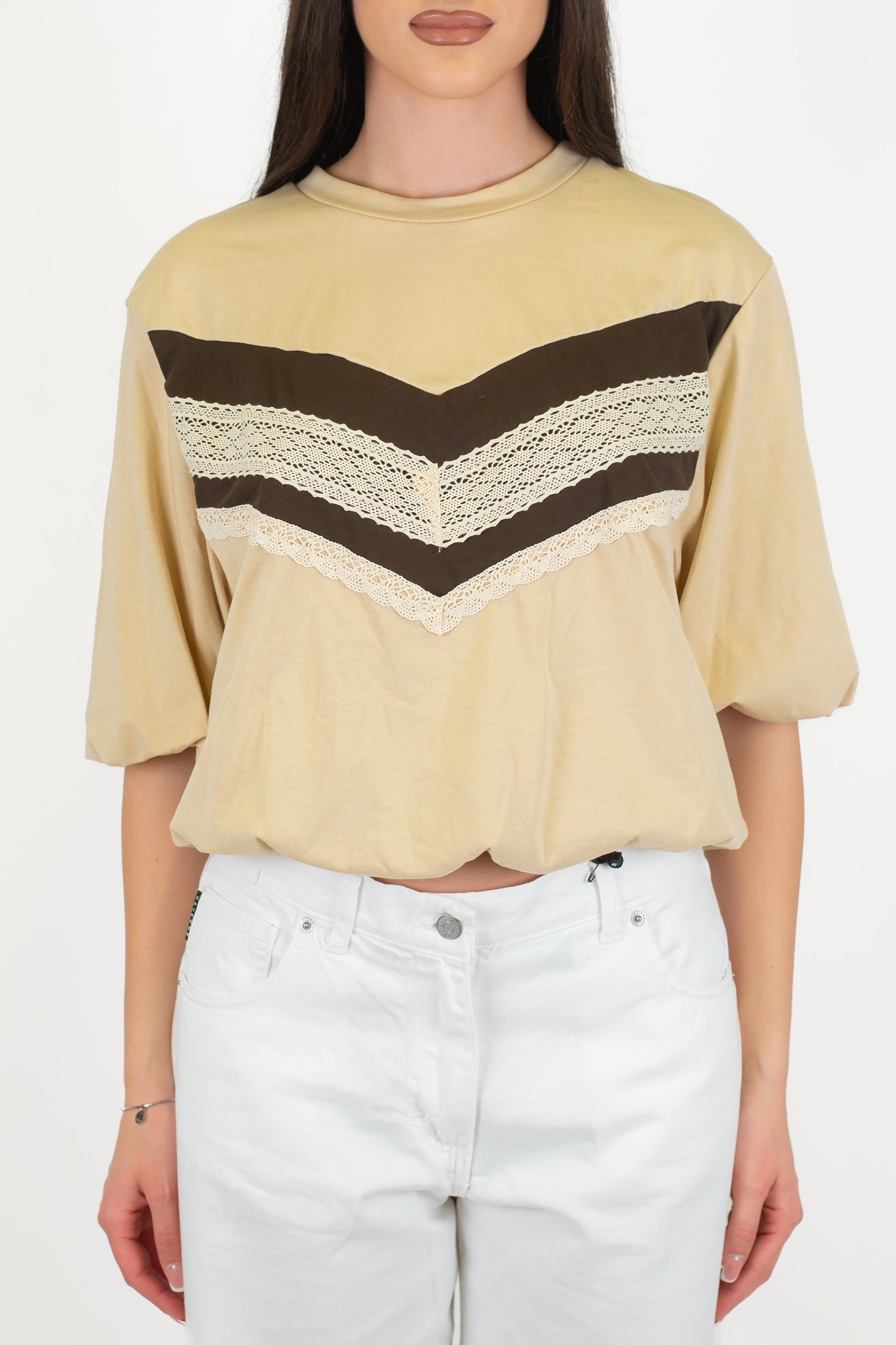 Tensione in - T-shirt con colore a contrasto e dettagli in pizzo