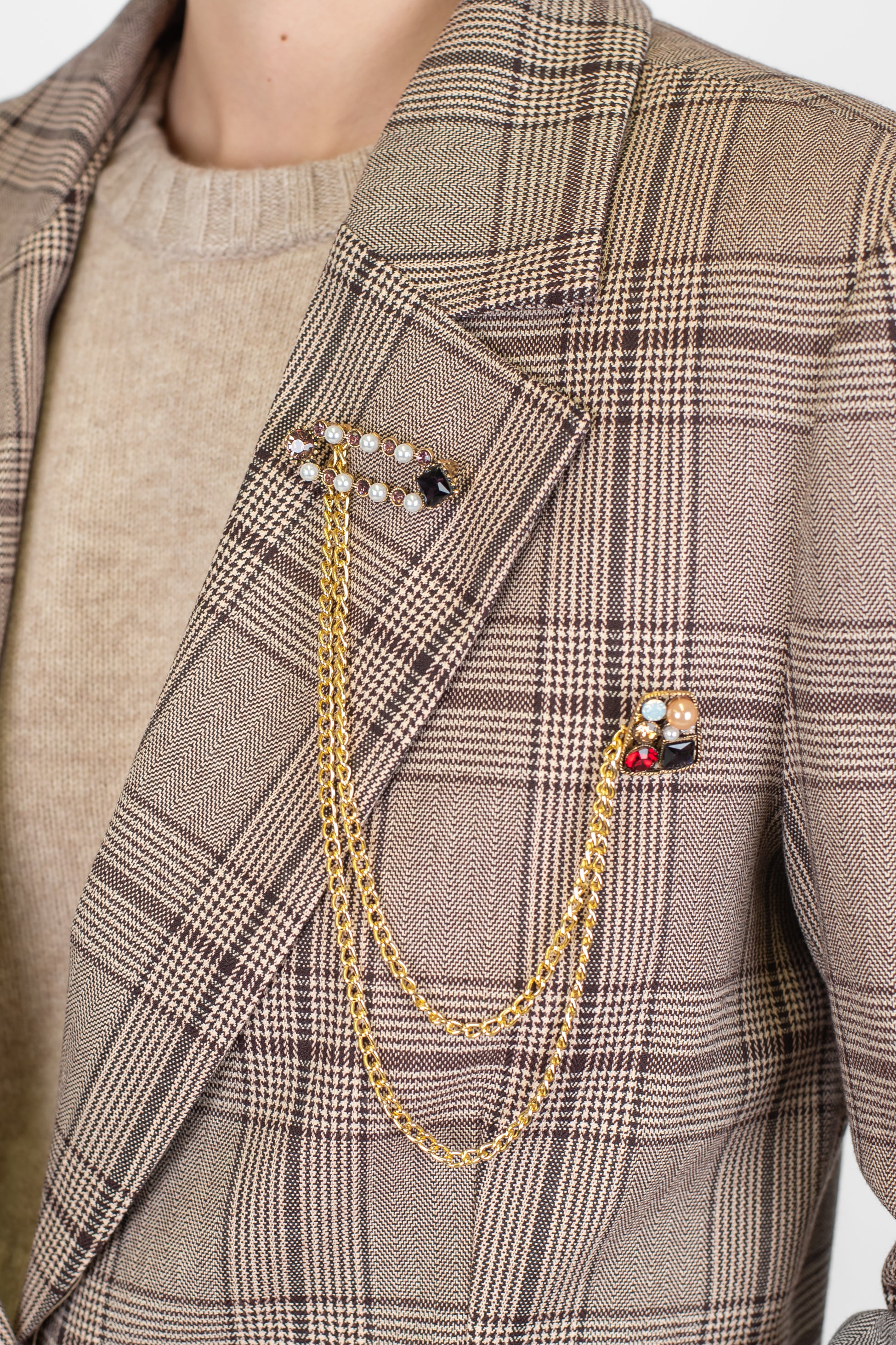 Tensione in - Giacca monopetto fantasia quadri con spilla gioiello