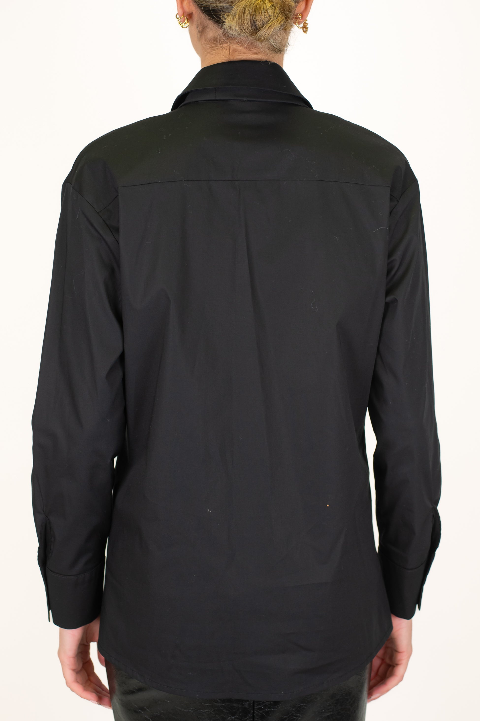 Tensione in - Camicia slim con cravatta