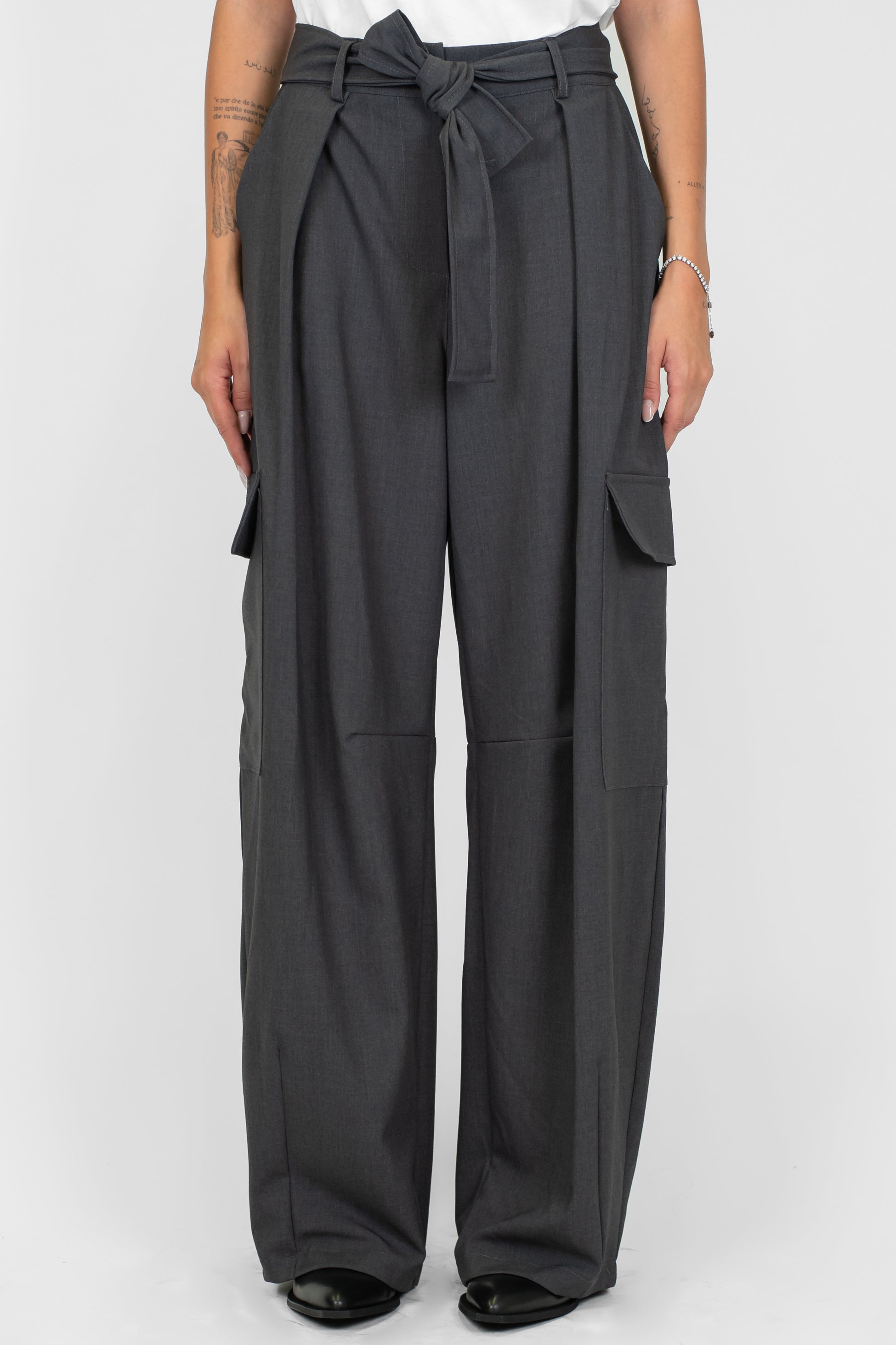 Tensione in - Pantalone palazzo cargo con pinces con cintura in tessuto