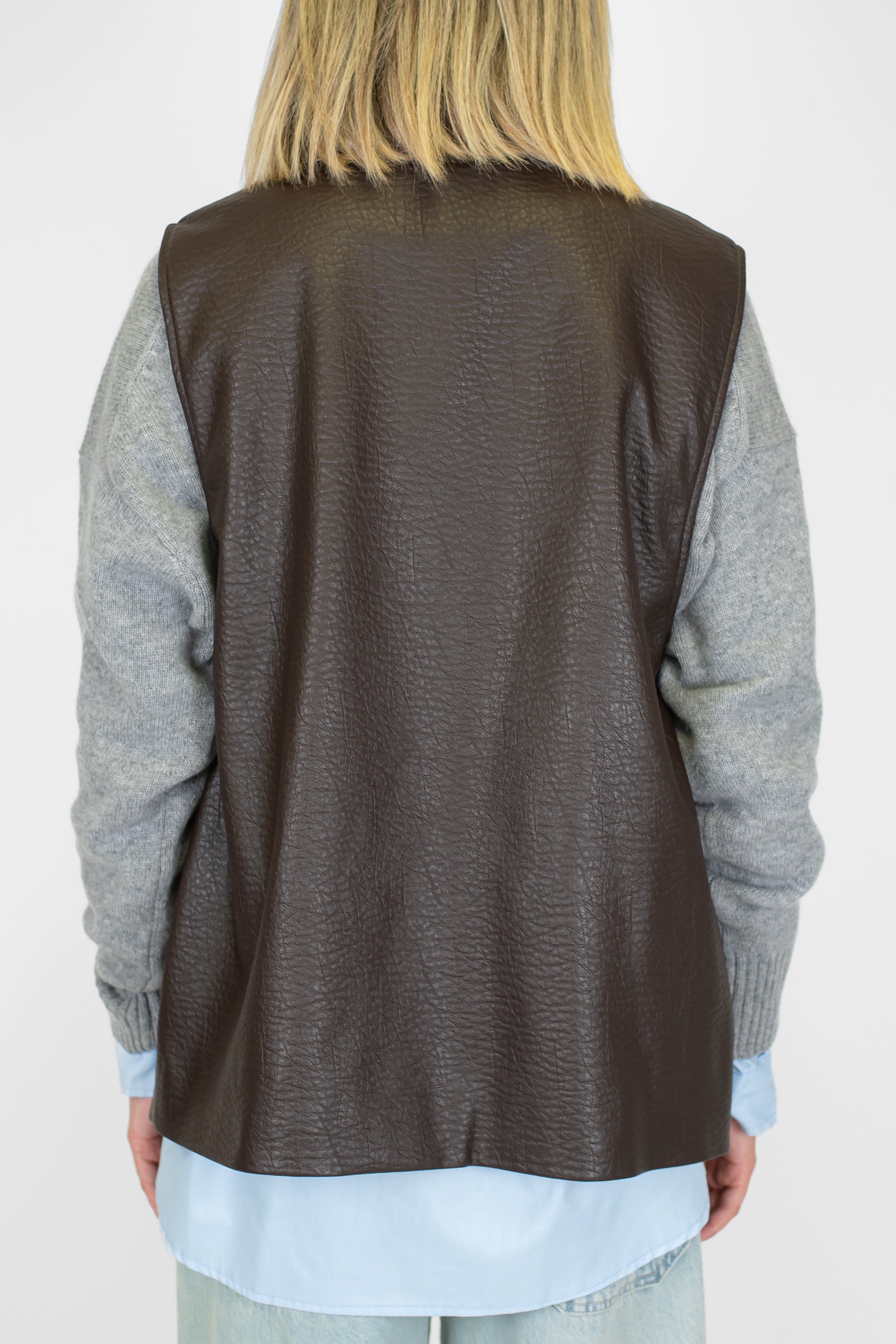 Tensione in - Gilet lungo in ecopelle martellata con chiusura ad un bottone