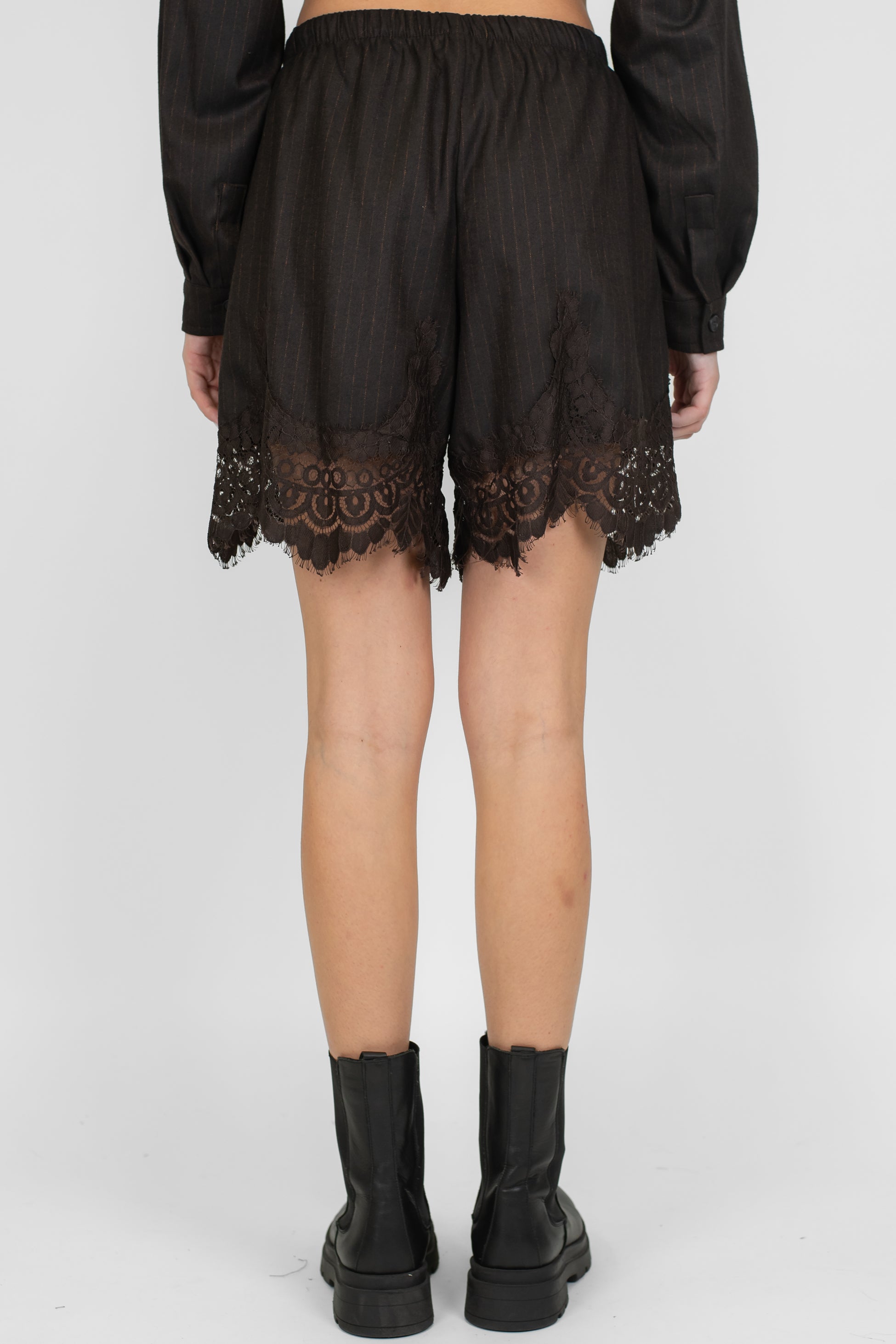 Tensione in - Bermuda gessato con coulisse e orli in pizzo