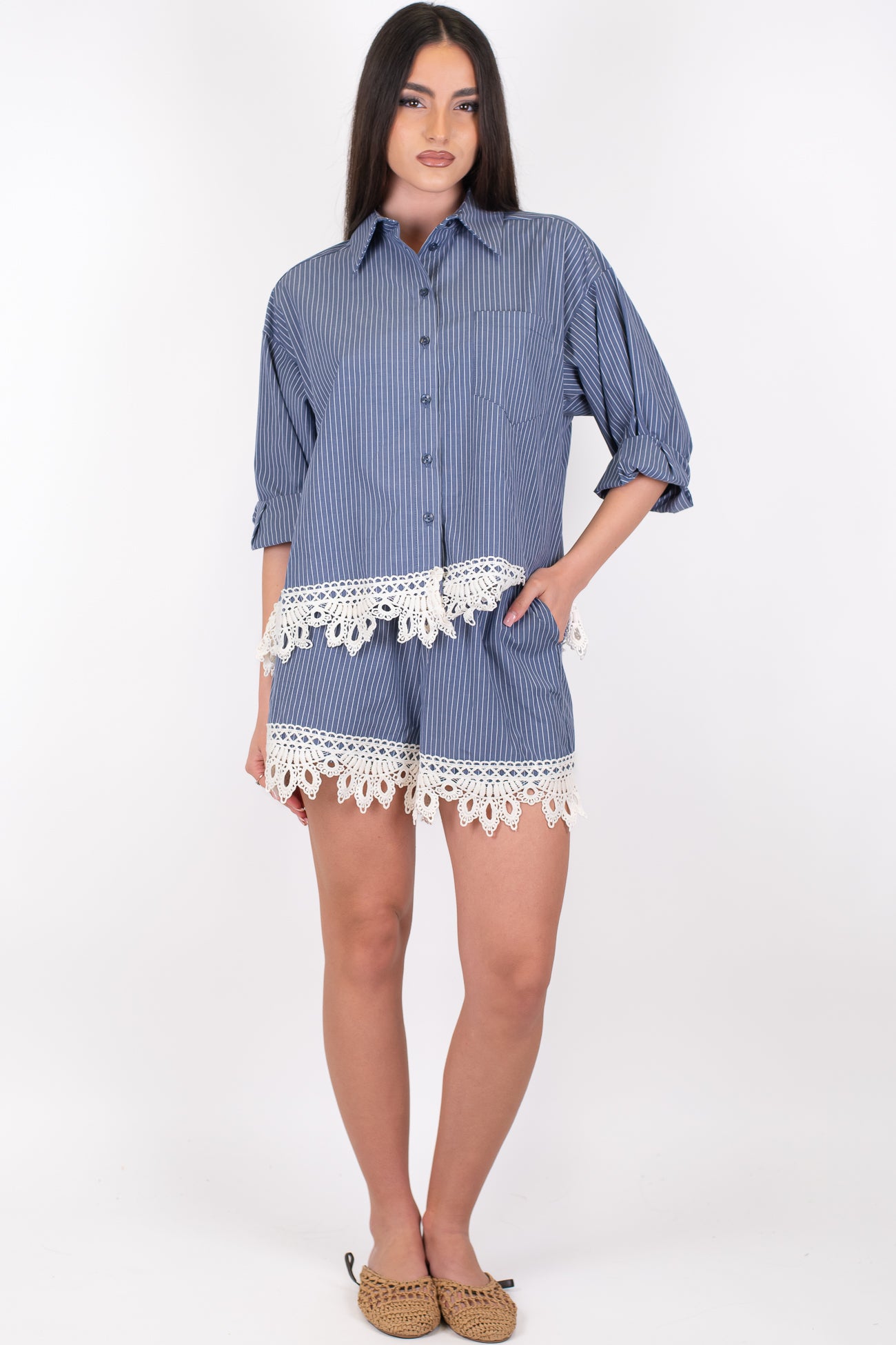 Motel - Coordinato camicia e shorts fantasia a righe con pizzo sul fondo