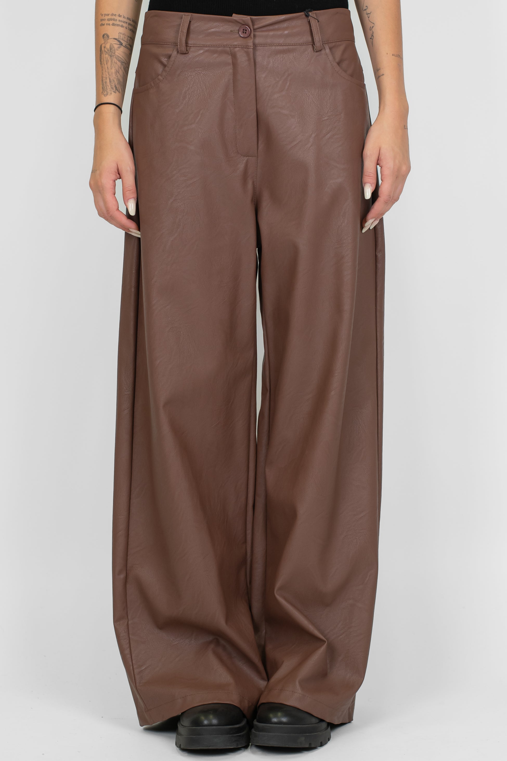 Tensione in - Pantalone palazzo in ecopelle modello Giusi con tasconi posteriori