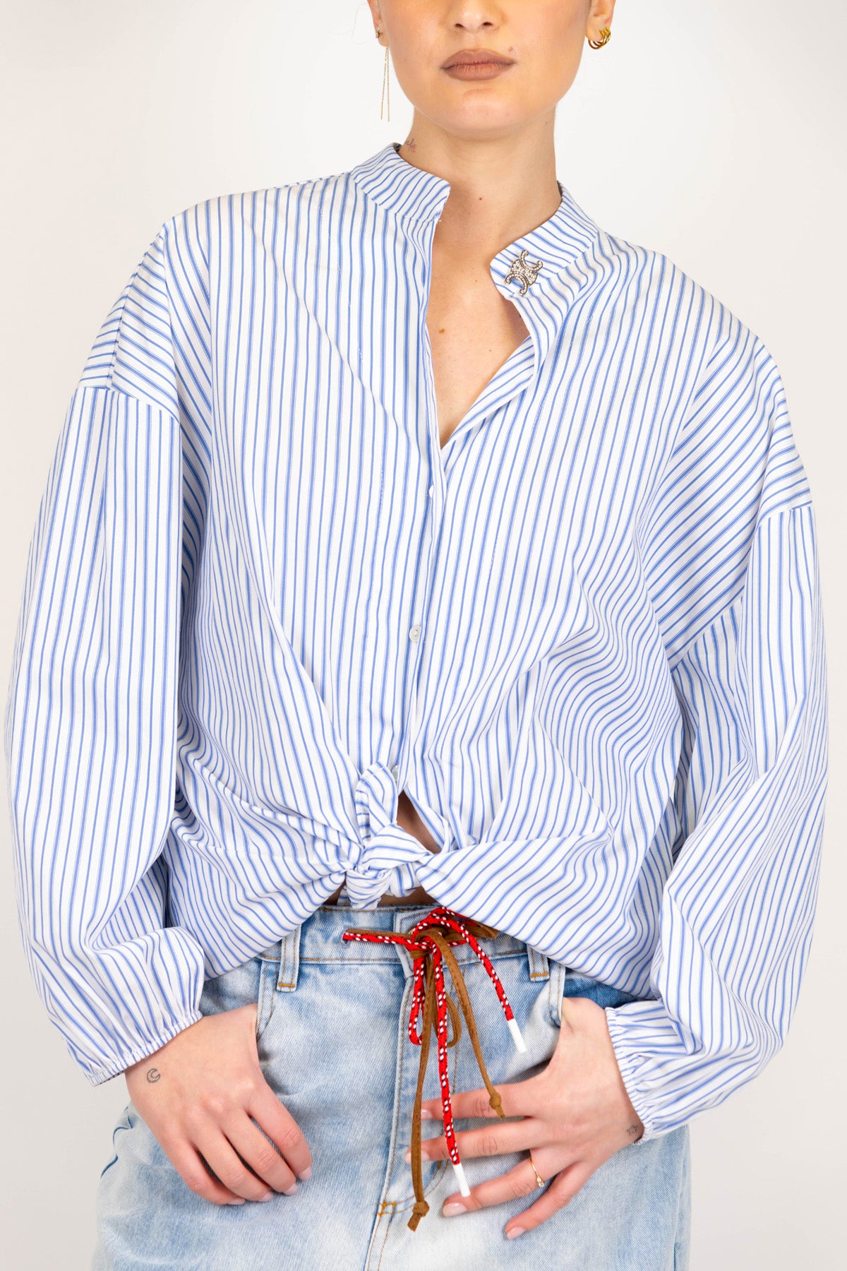 Tensione in - Camicia a righe con collo coreano e spilla