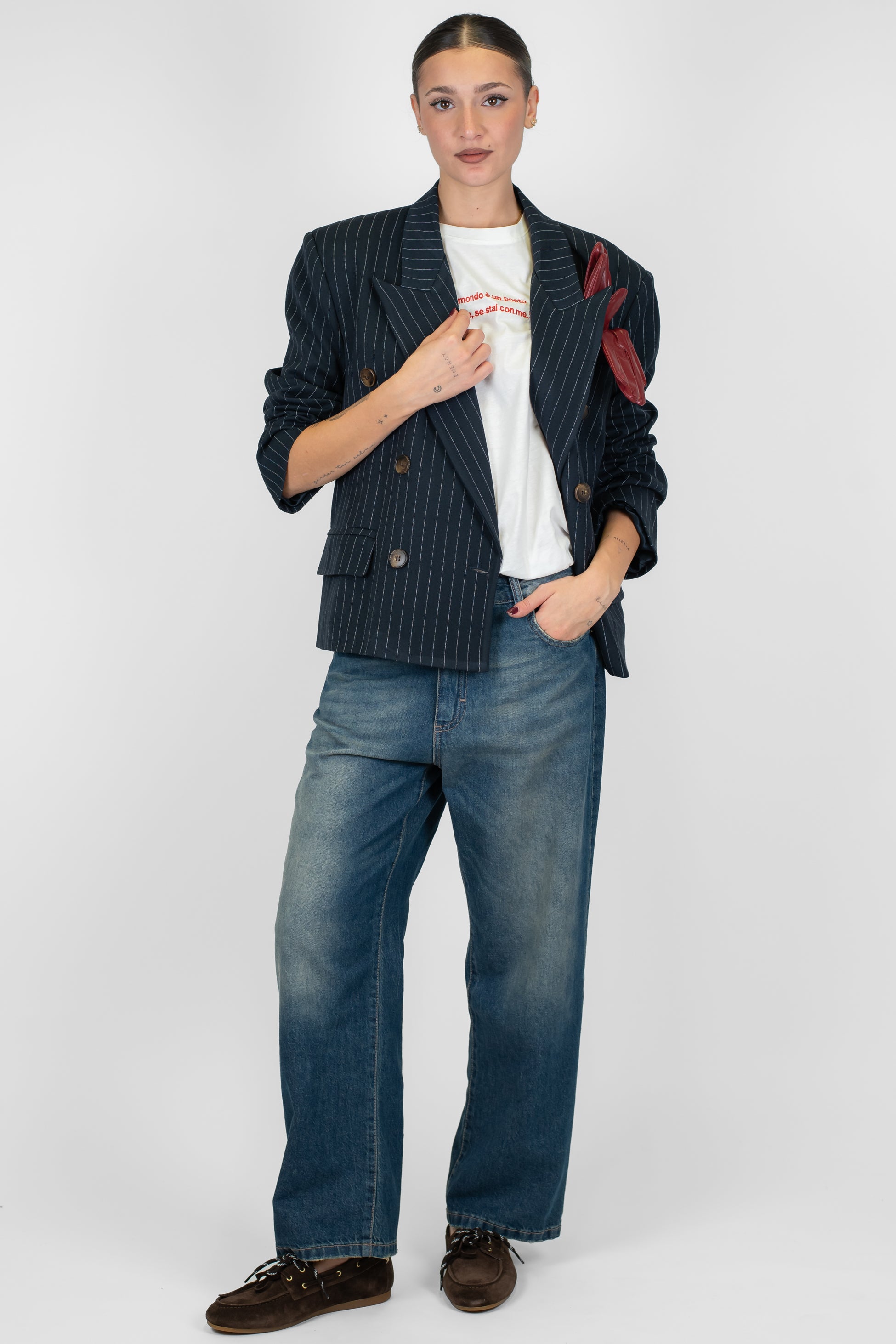 Tensione in - Giacca doppiopetto gessata crop con guanti a contrasto