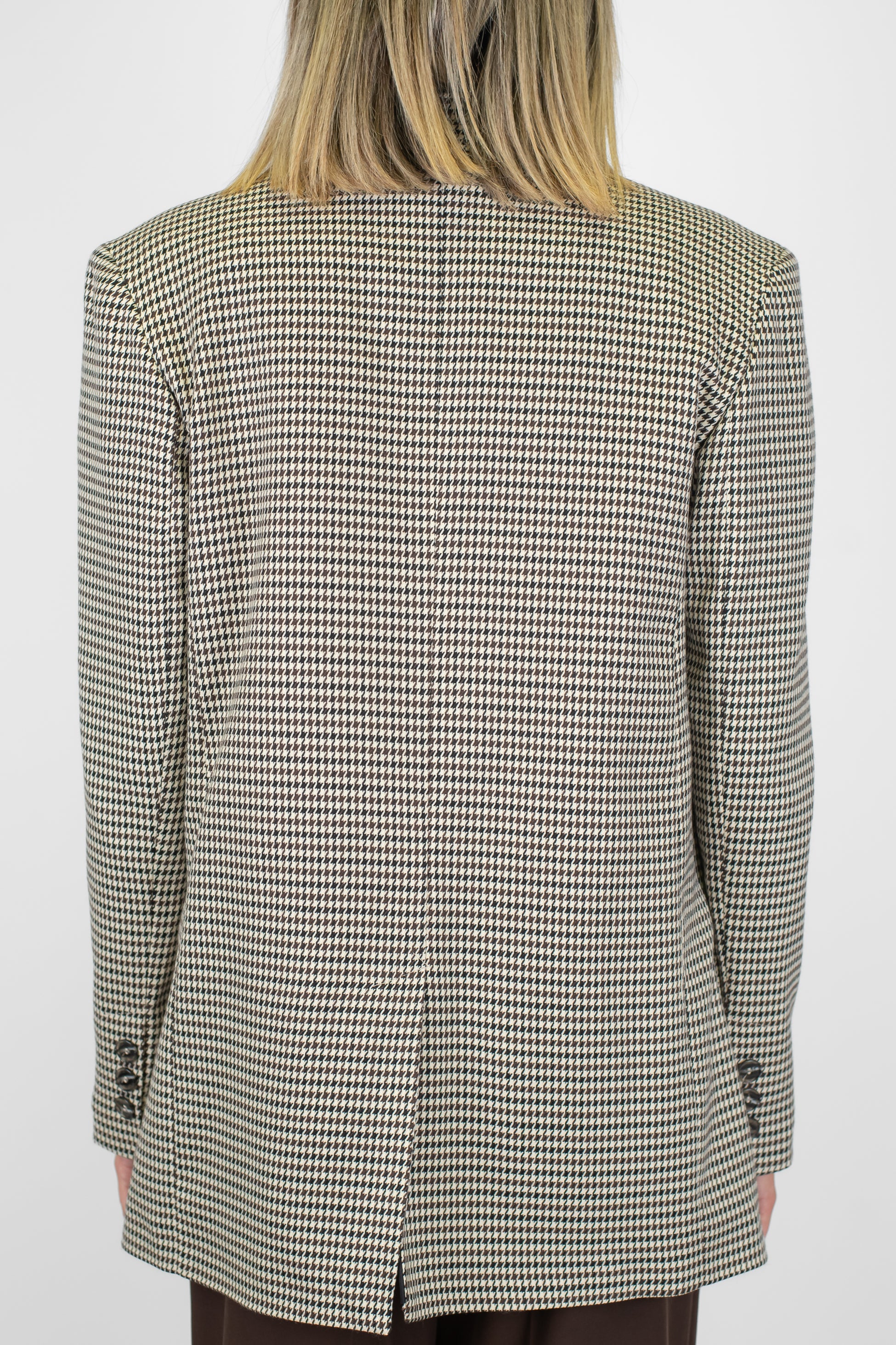 Tensione in - Giacca doppiopetto fantasia pied de poule con rever ampio a lancia e spille gioiello