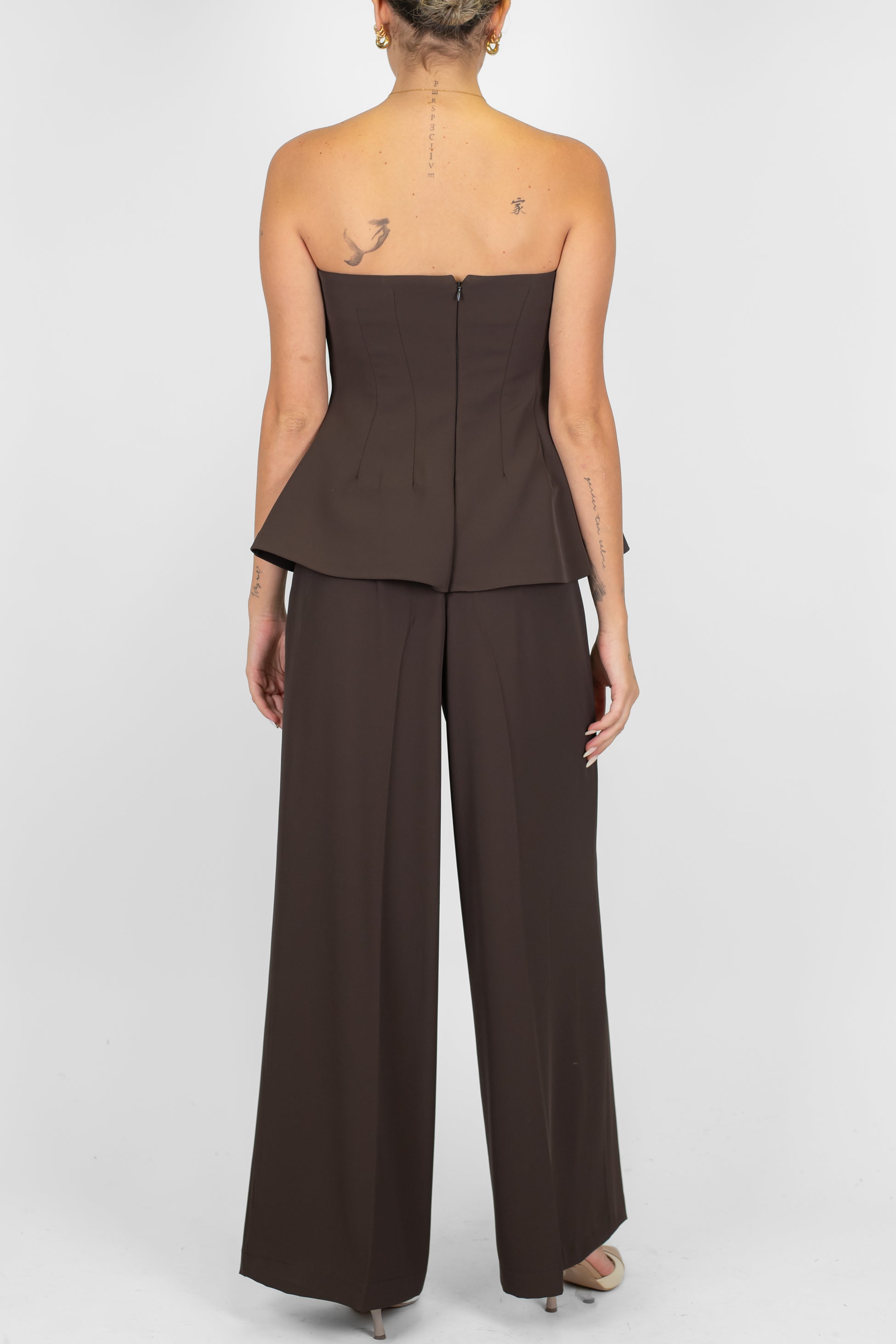 Tensione in - Tuta a fascia con balza