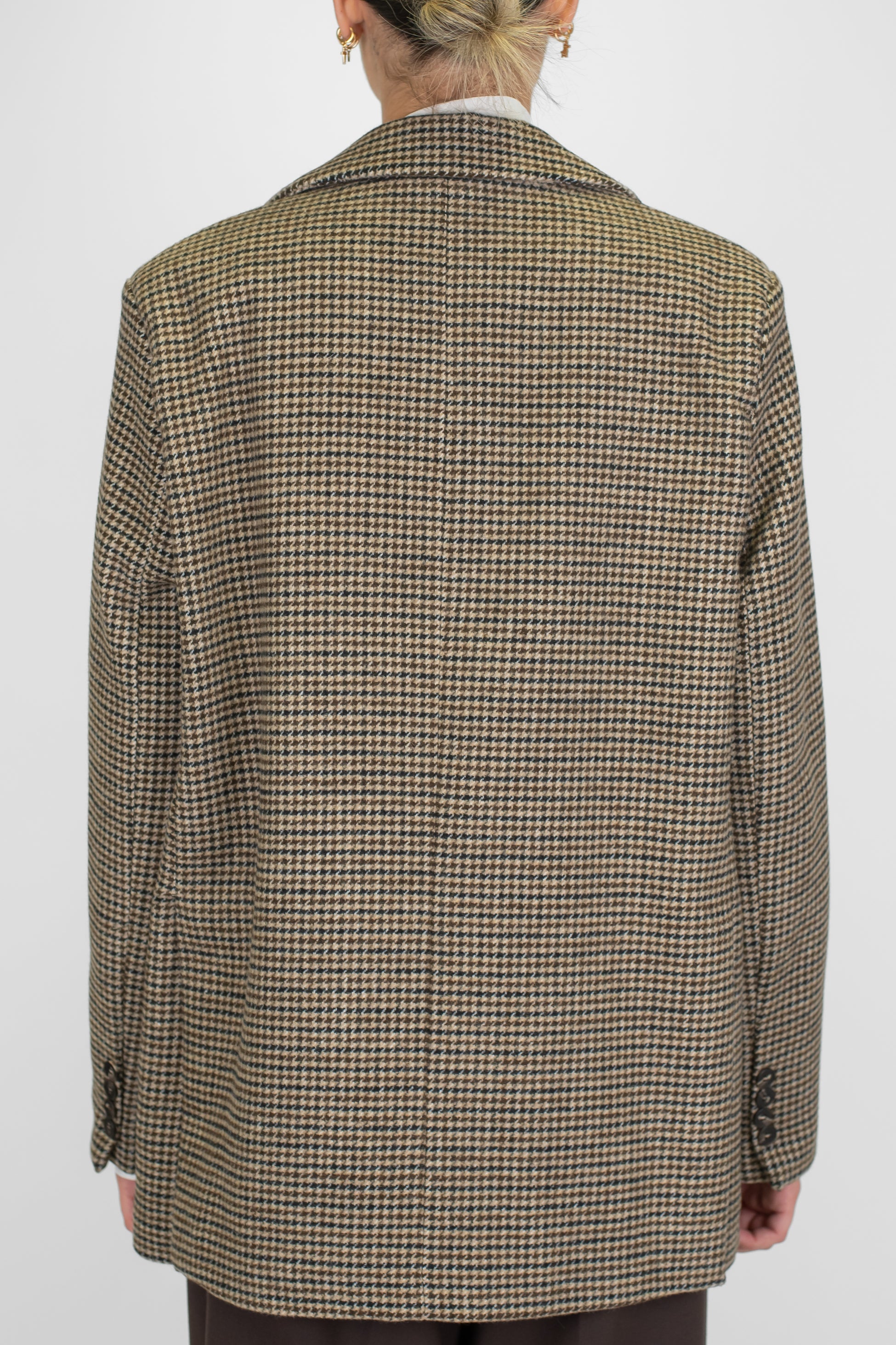 Tensione in - Giacca monopetto fantasia pied de poule in misto lana con spille gioiello