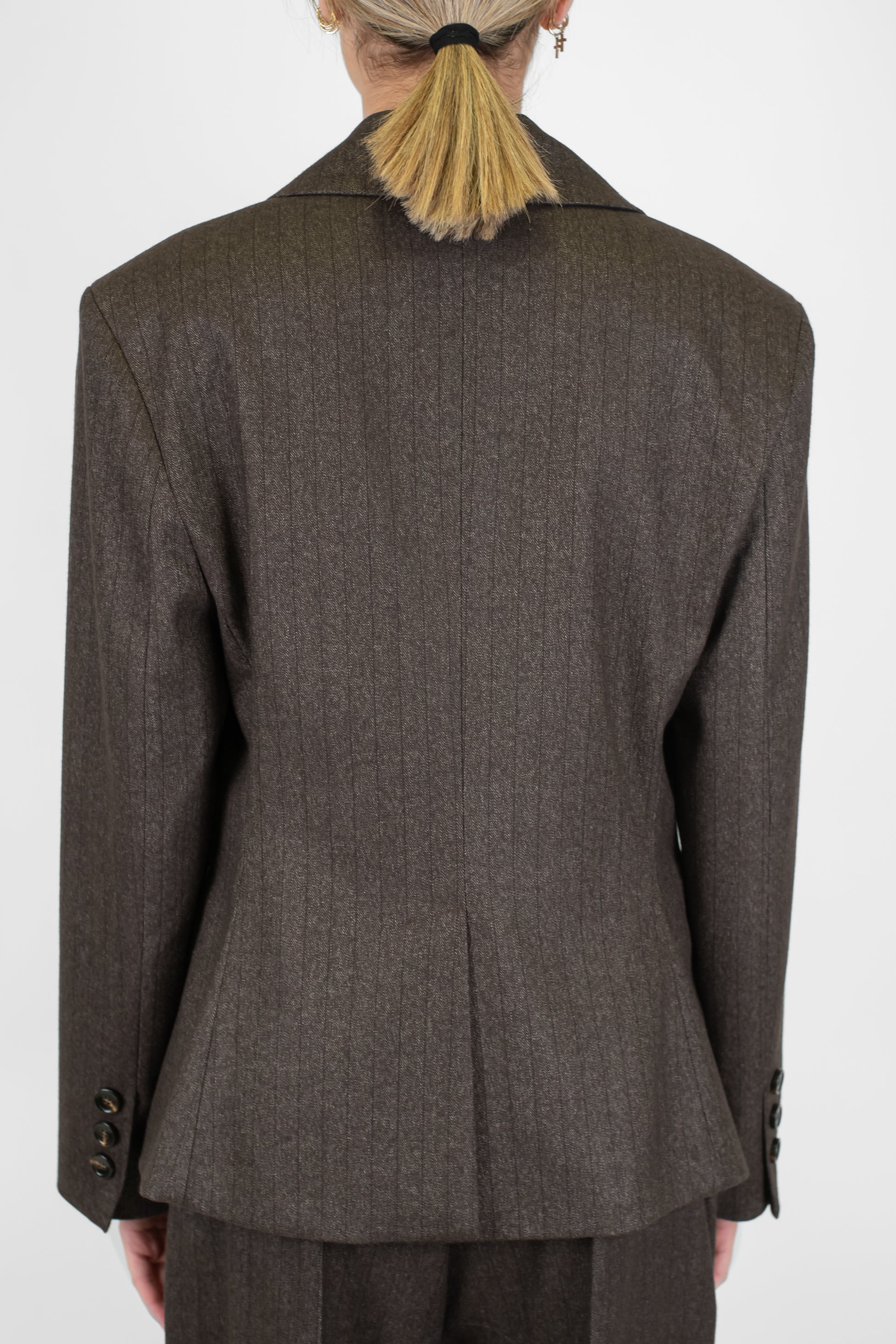 Tensione in - Giacca doppiopetto gessata con rever ampio a lancia