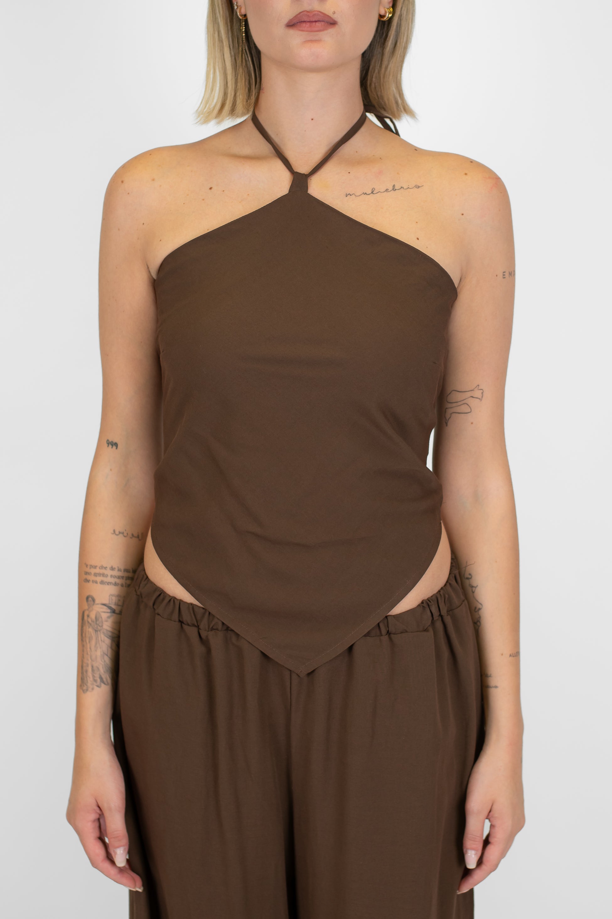 Tensione in - Coordinato in misto lino con allaccio sul retro e pantalone palazzo con elastico in vita