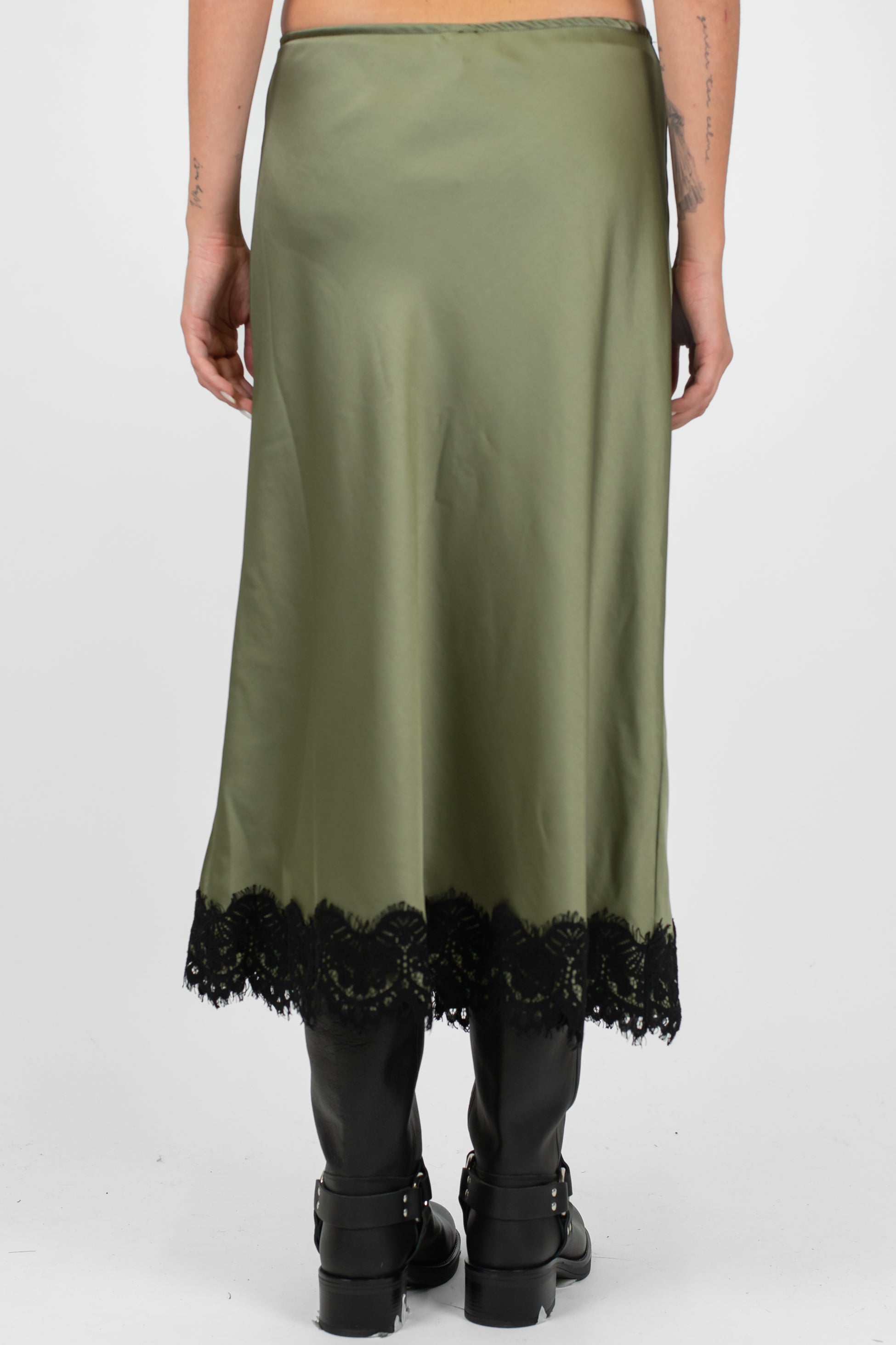 Tensione in - Gonna in satin con orlo a contrasto in pizzo