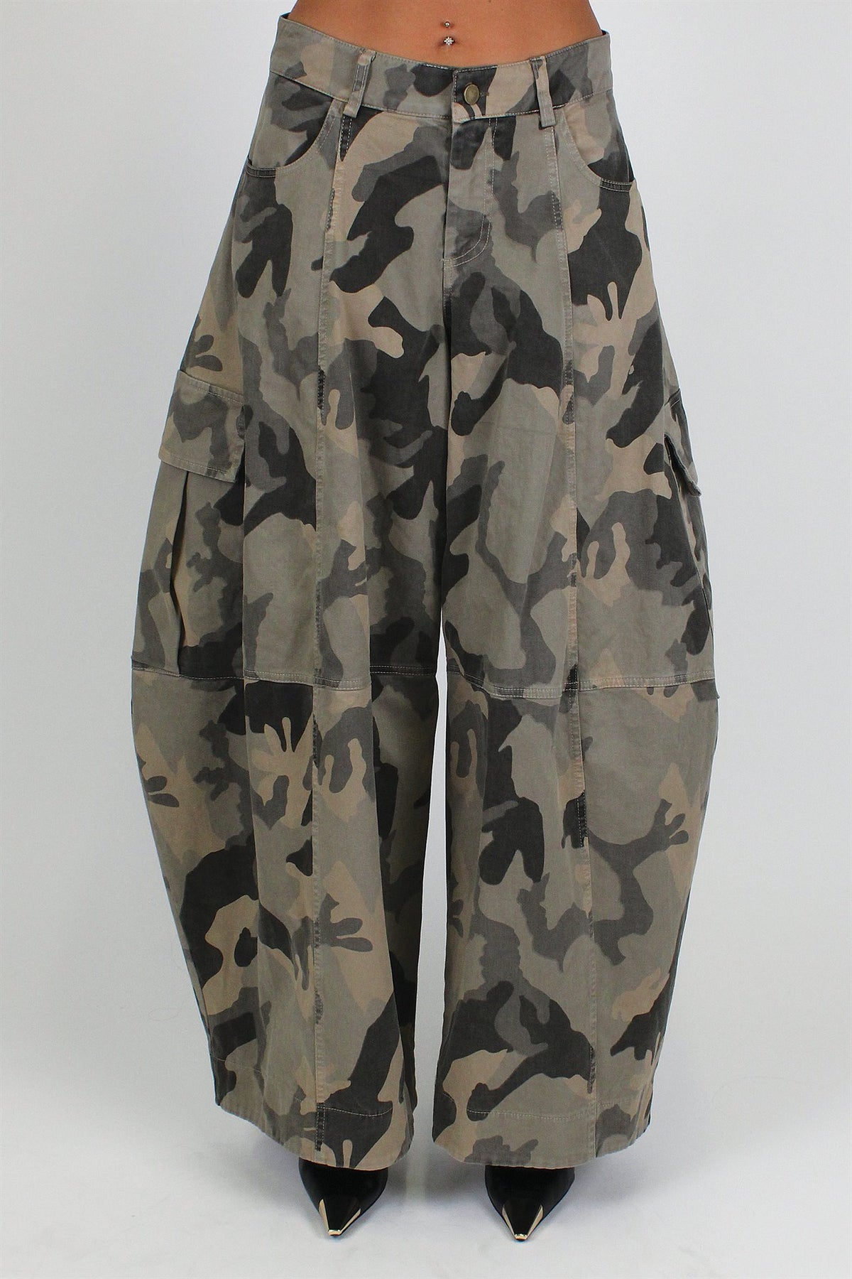 Tensione in - Pantalone barrel cargo fantasia camouflage