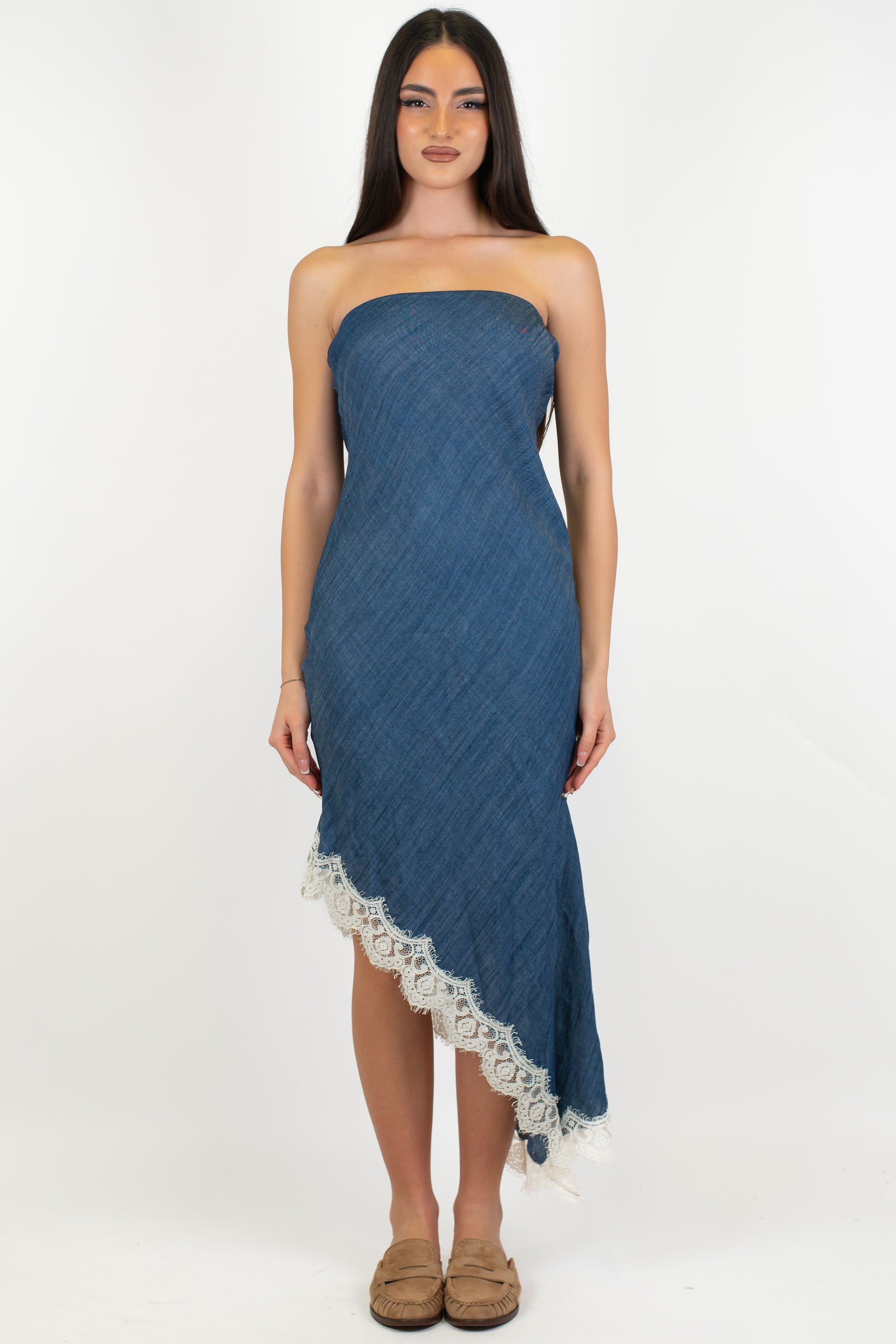 Motel - Abito lungo a fascia in misto lino e tencel effetto denim con asimmetria e dettaglio in pizzo sul fondo