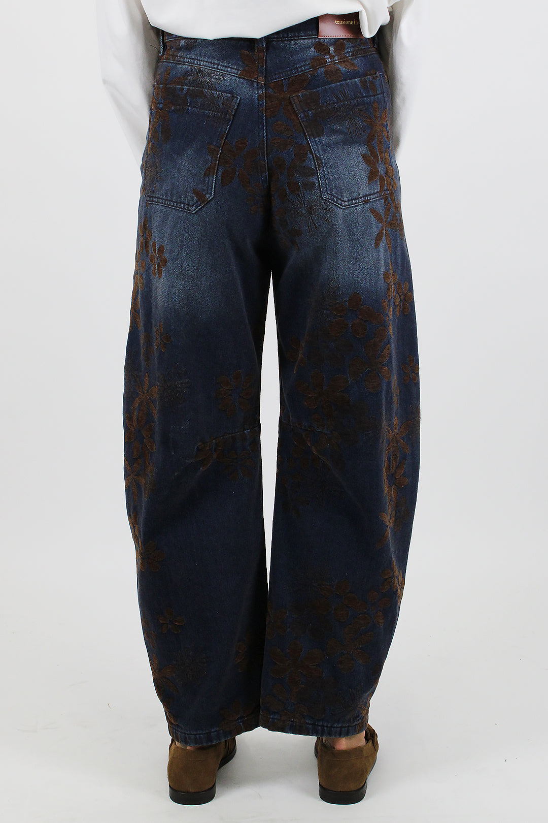 Tensione in - Jeans balloon lavaggio scuro con applicazioni floreali a contrasto