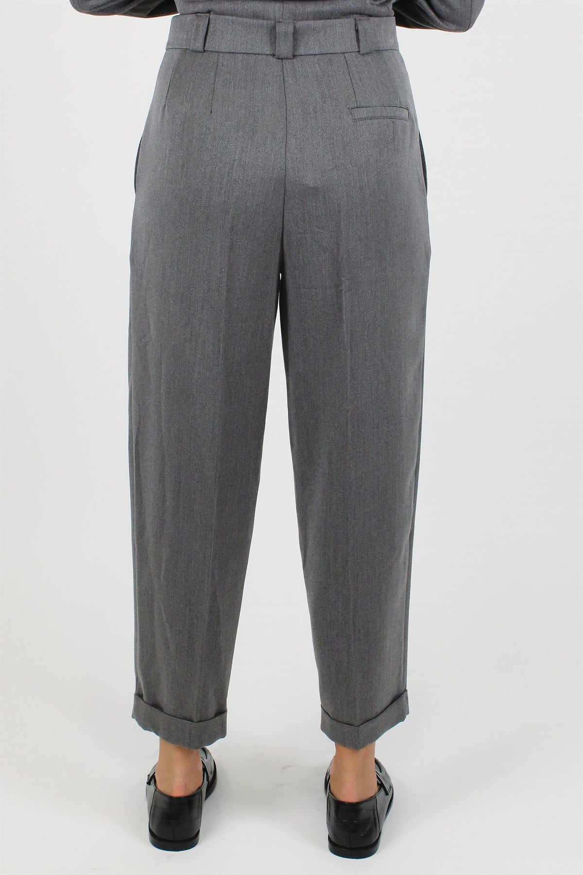 Pantalone regular con doppia pinces sul retro e risvolto Maryley.

Composizione: 77%PL 17%VI 6%EA