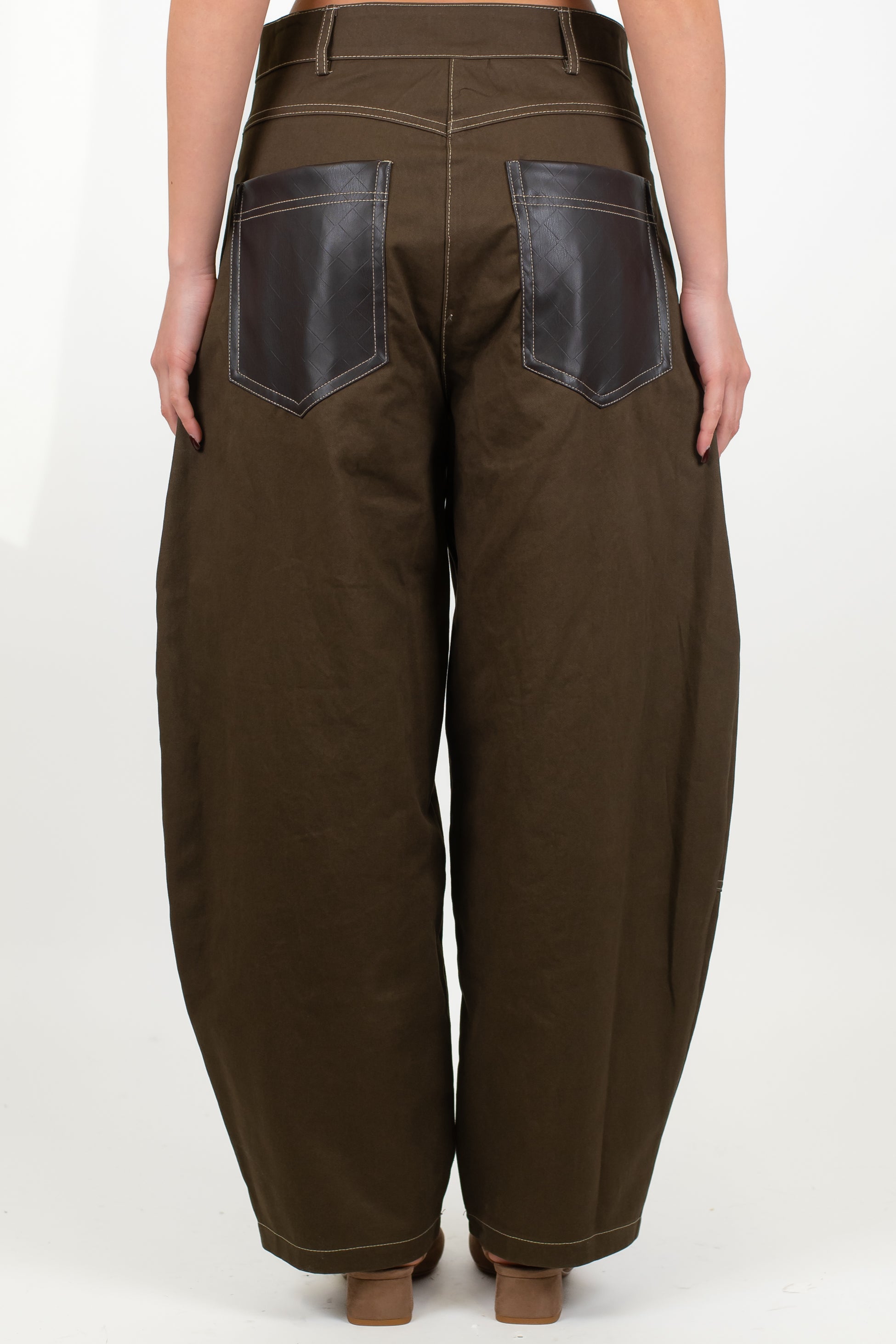 Tensione in - Pantalone barrell in denim colorato con tasche posteriori in ecopelle a contrasto