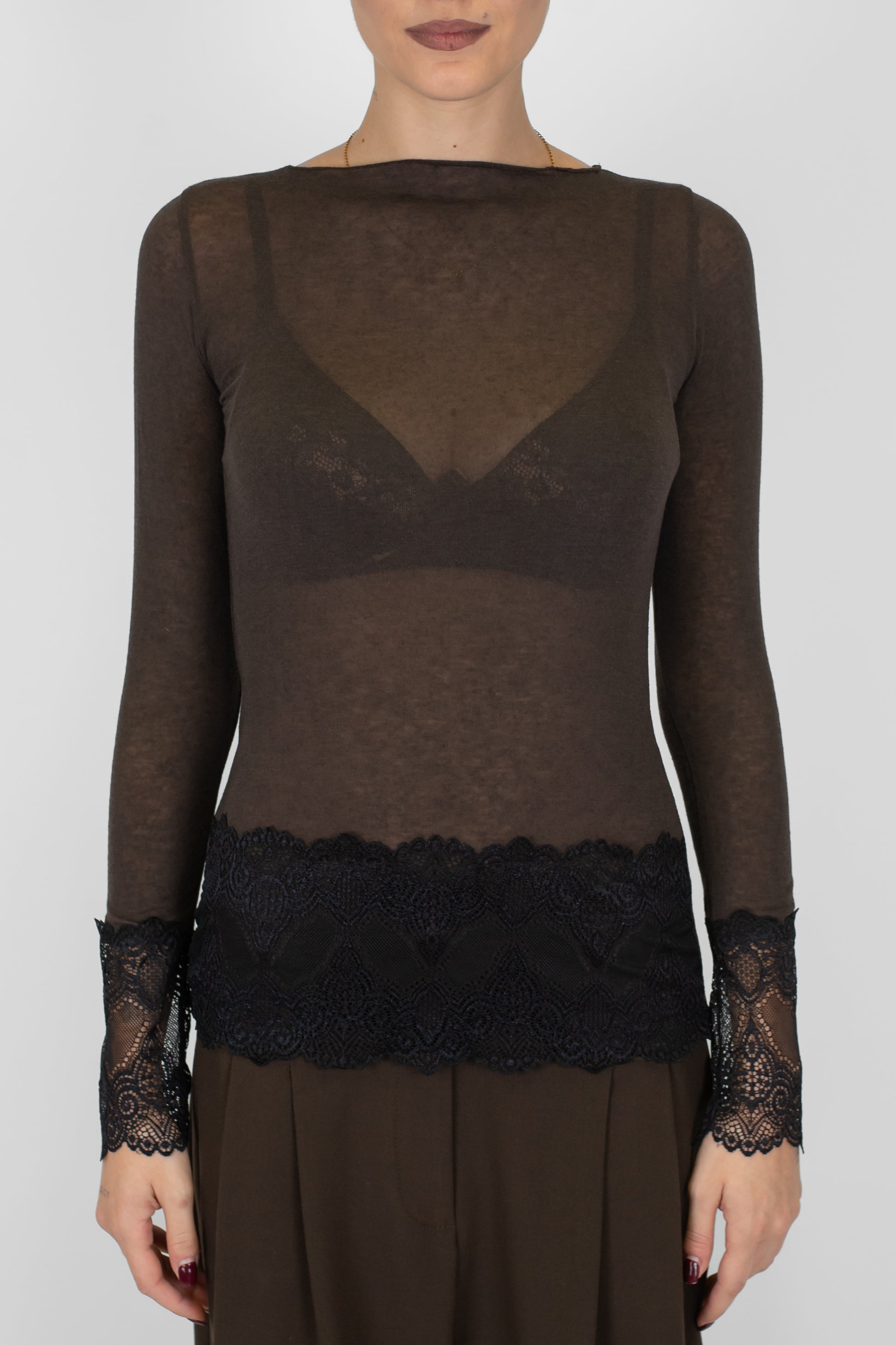 Tensione in - Maglia basic scollo a barca in misto cashmere con polsini e fondo in pizzo a contrasto