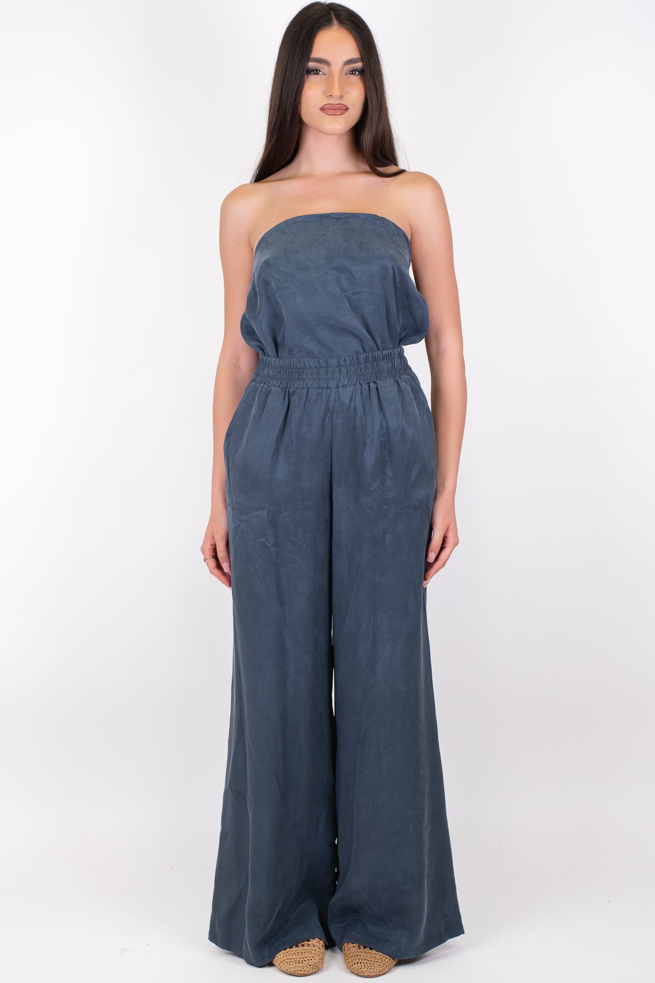 Tensione in - Coordinato in lyocell effetto cupro con top a fascia e pantalone palazzo con elastico in vita