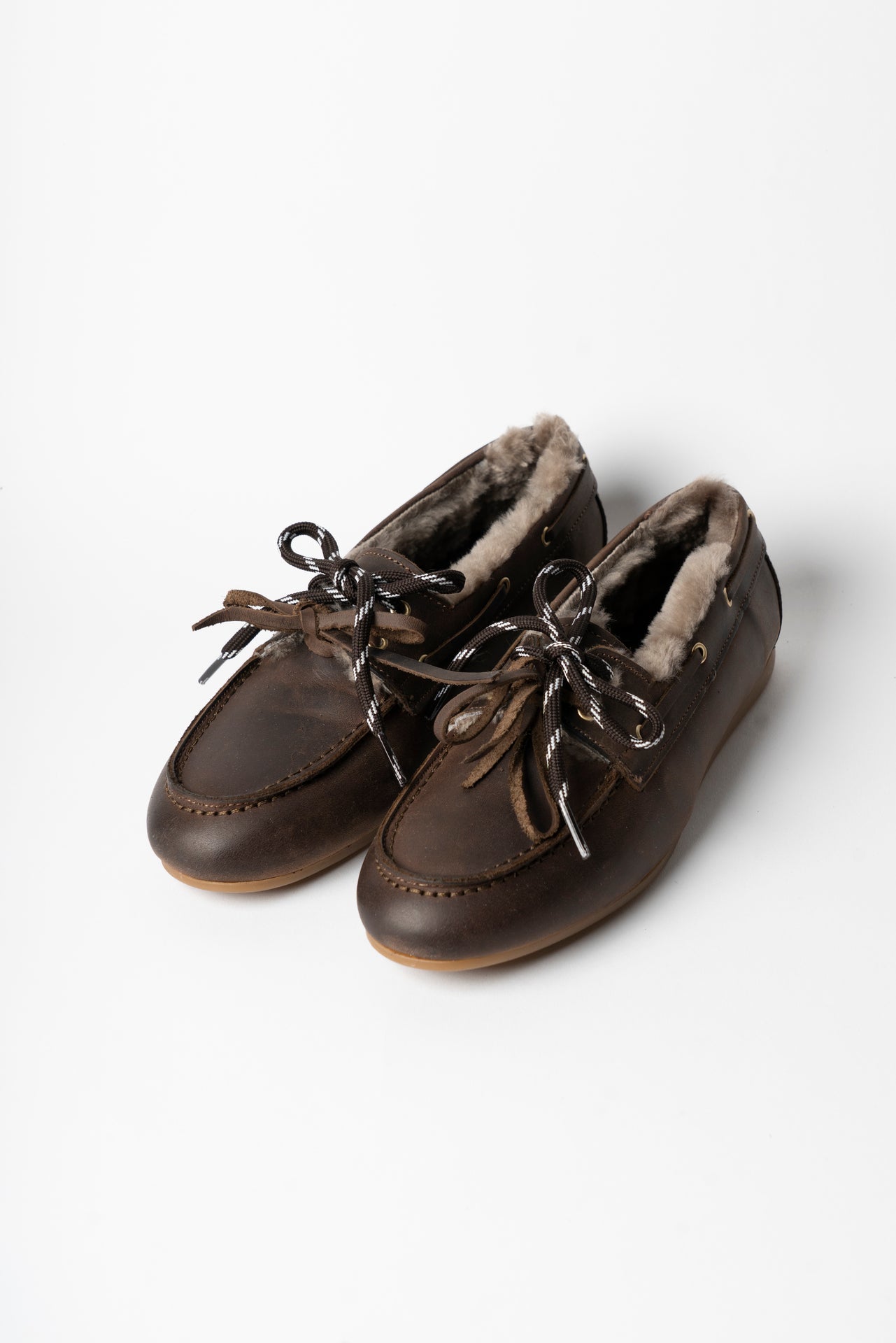 Ovyé - Mocassino in pelle ingrassata con pelliccia interna