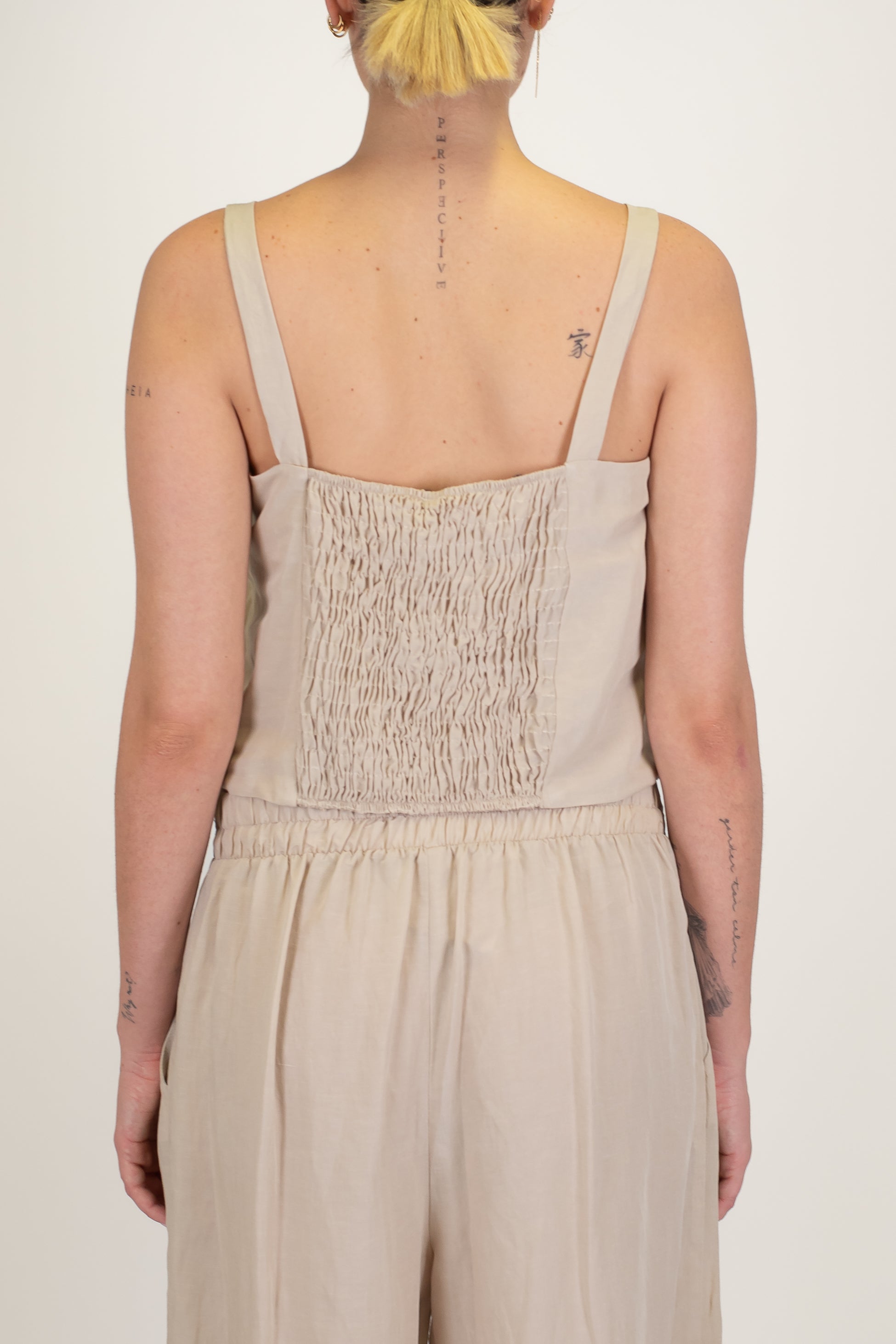 Tensione in - Coordinato in misto viscosa e lino con top bretelle e pantalone palazzo con pinces ed elastico sul retro