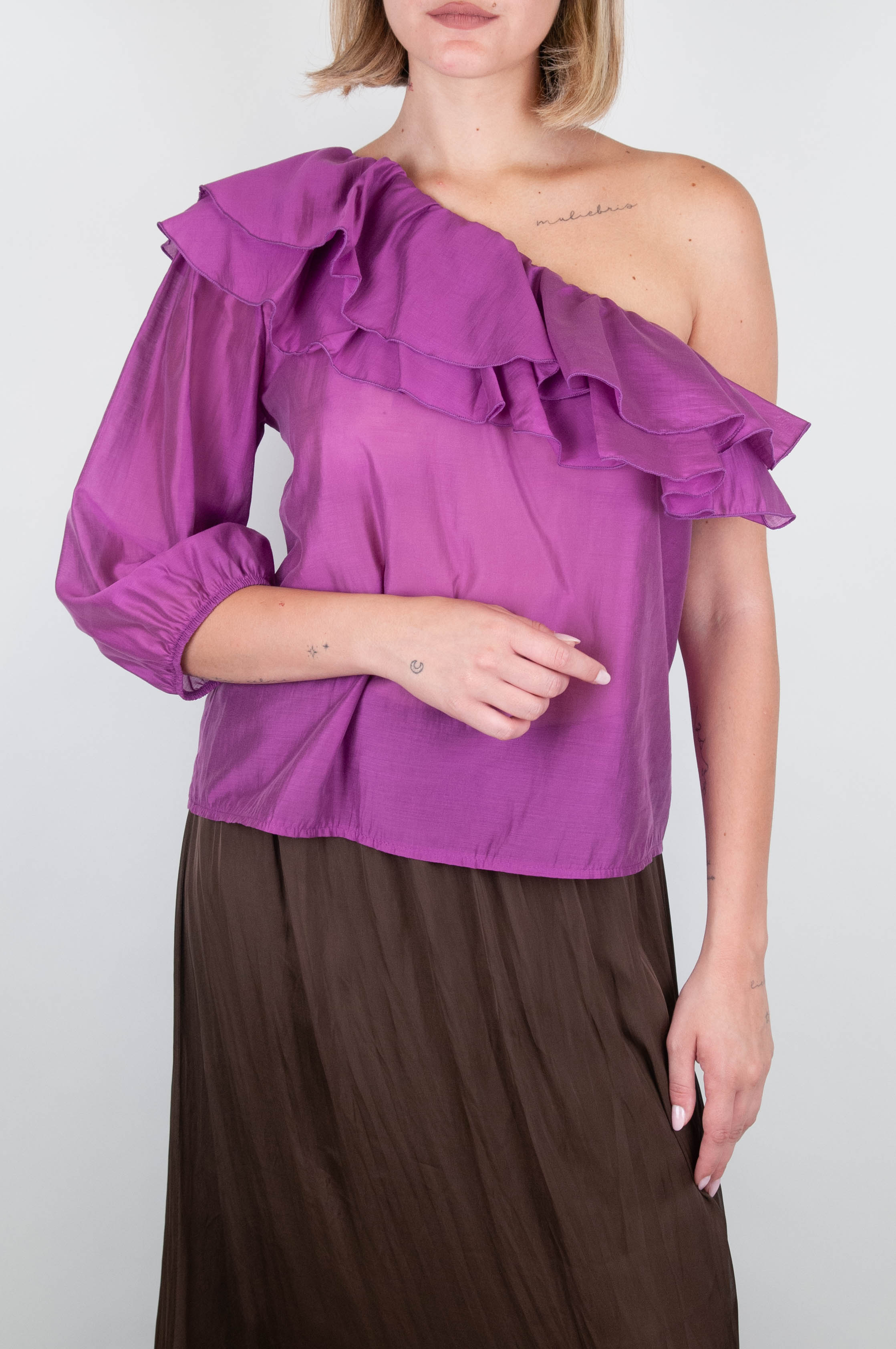 Tensione in - Blusa monospalla con rouches