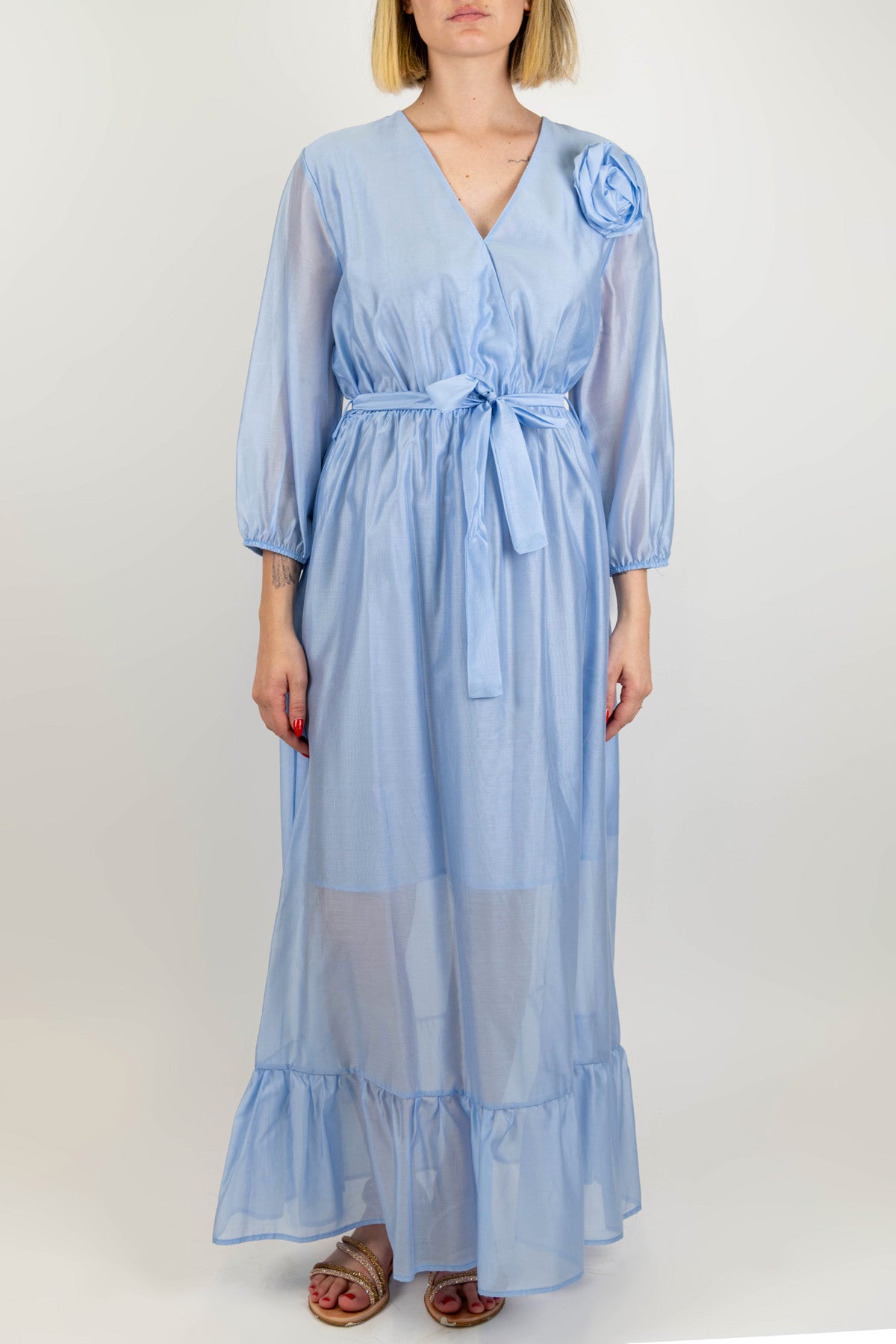 Tensione in - Abito lungo in tencel con scollo a V, spilla fiore e balza sul fondo