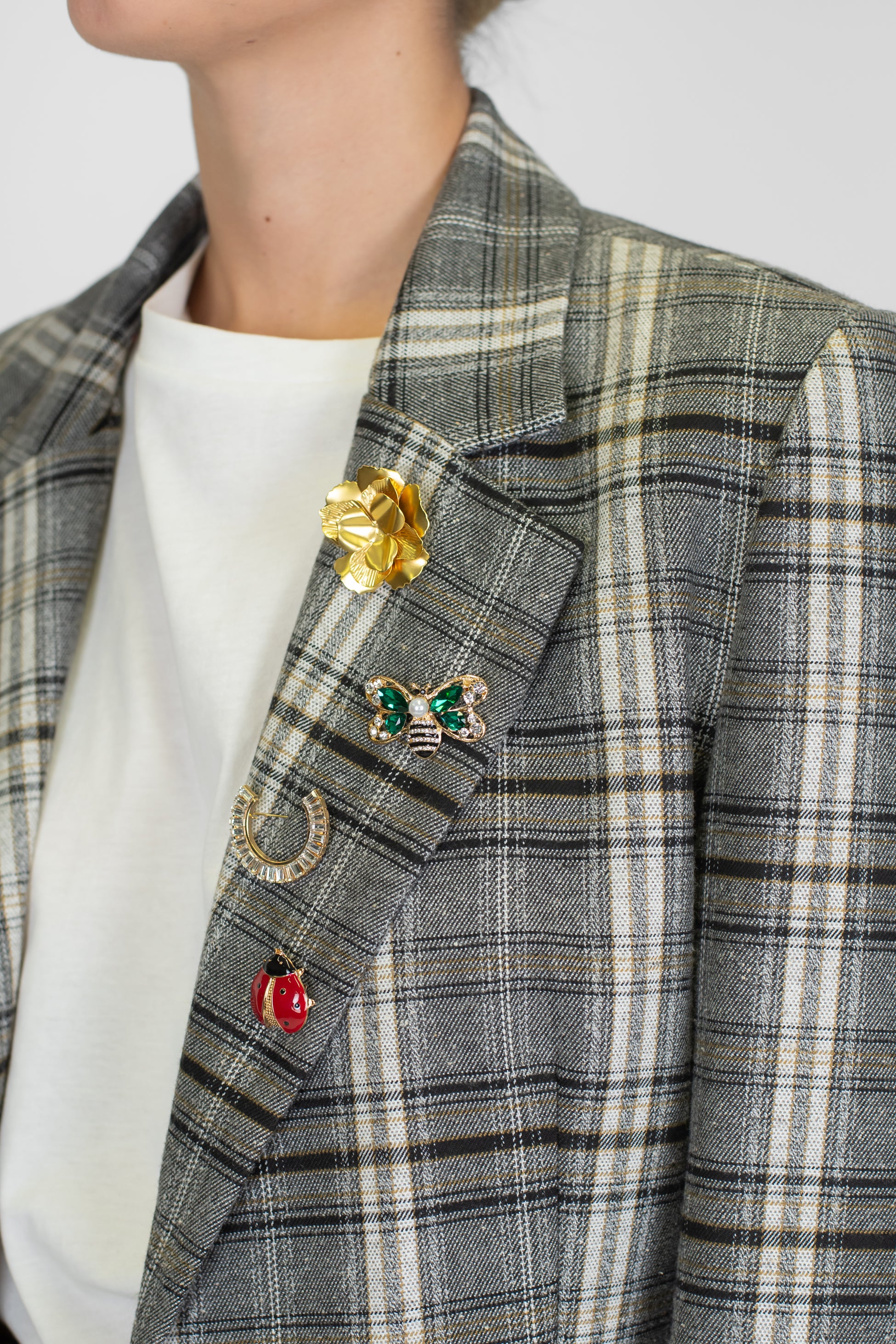 Tensione in - Giacca monopetto fantasia quadri con spille gioiello