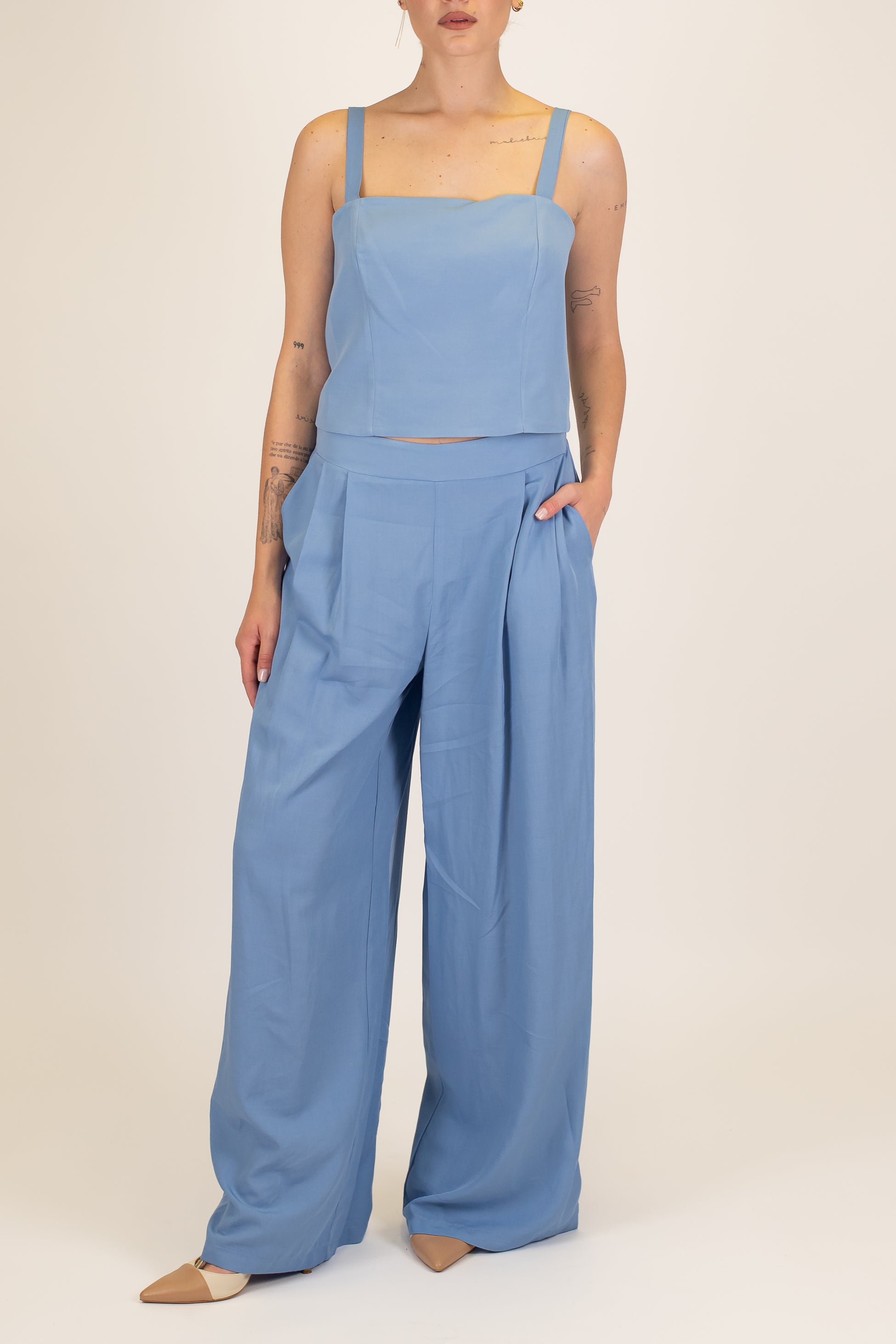 Tensione in - Coordinato in misto viscosa e lino con top bretelle e pantalone palazzo con pinces ed elastico sul retro