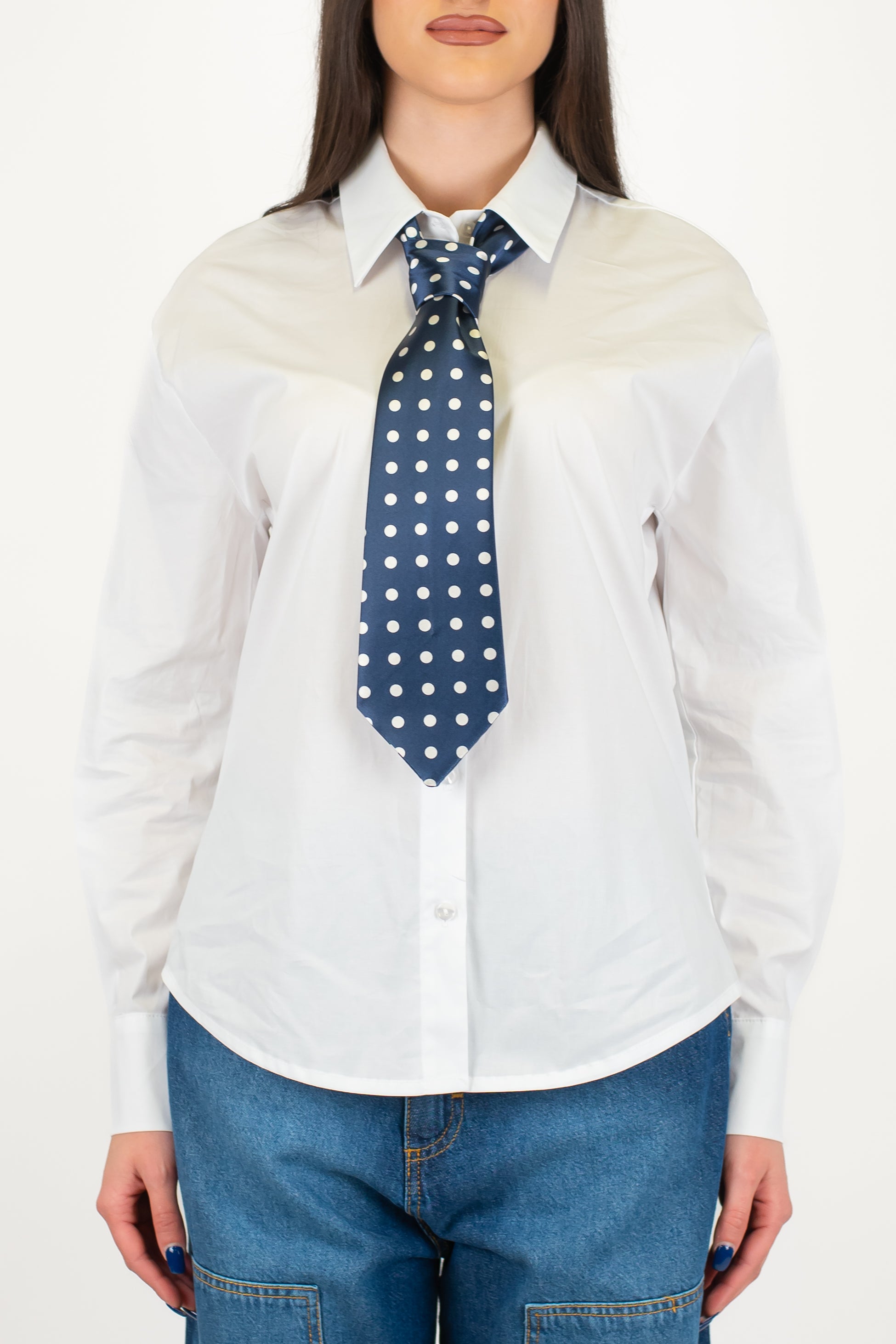 Tensione in - Camicia con cravatta a contrasto fantasia pois