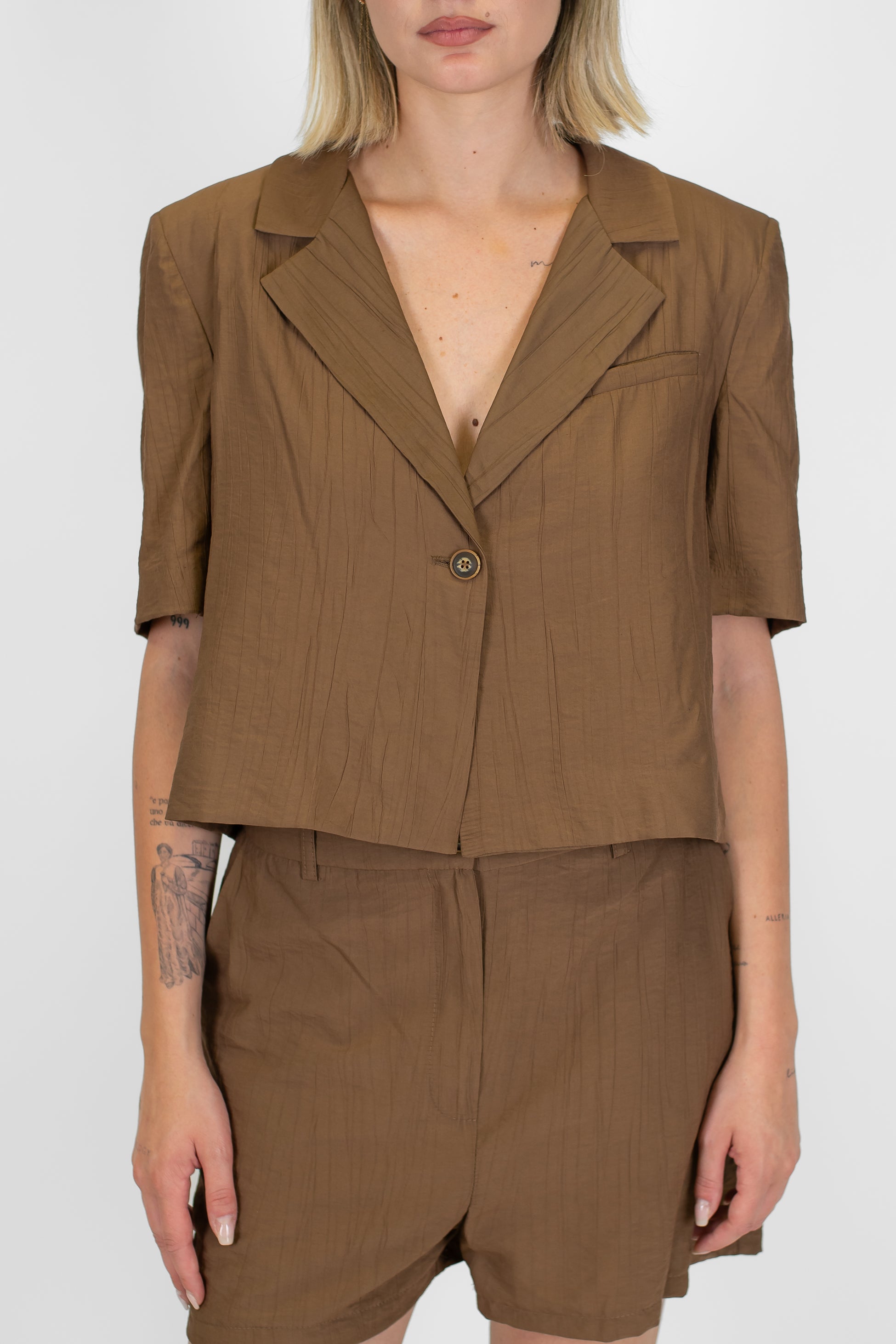 Tensione in - Coordinato in viscosa leggera con giacca crop sfoderata mezzamanica e bermuda