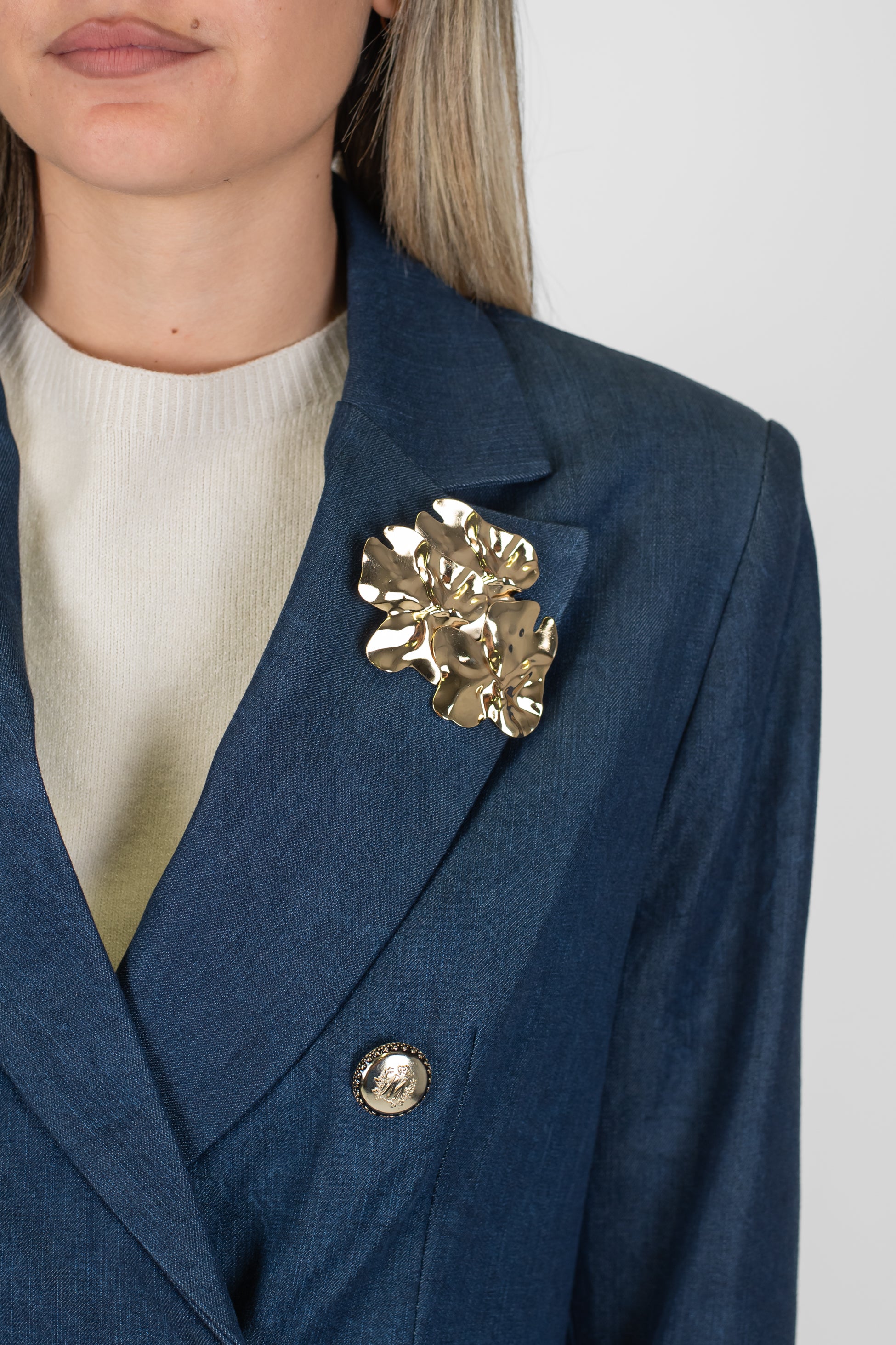 Maryley - Giacca doppiopetto in lyocell con bottoni gioiello e spilla