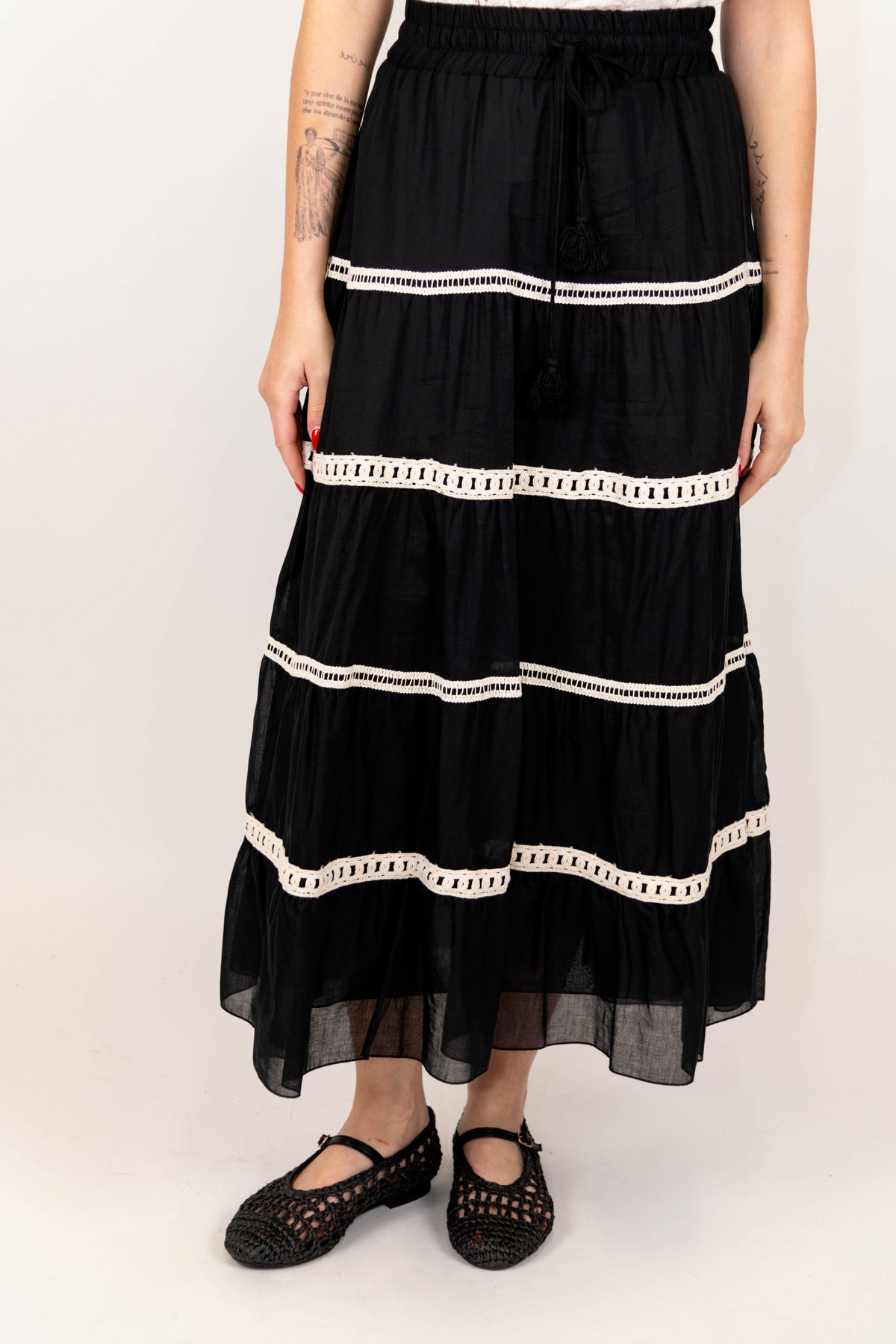 Tensione in - Gonna in mussola di cotone con balze ricamate in crochet