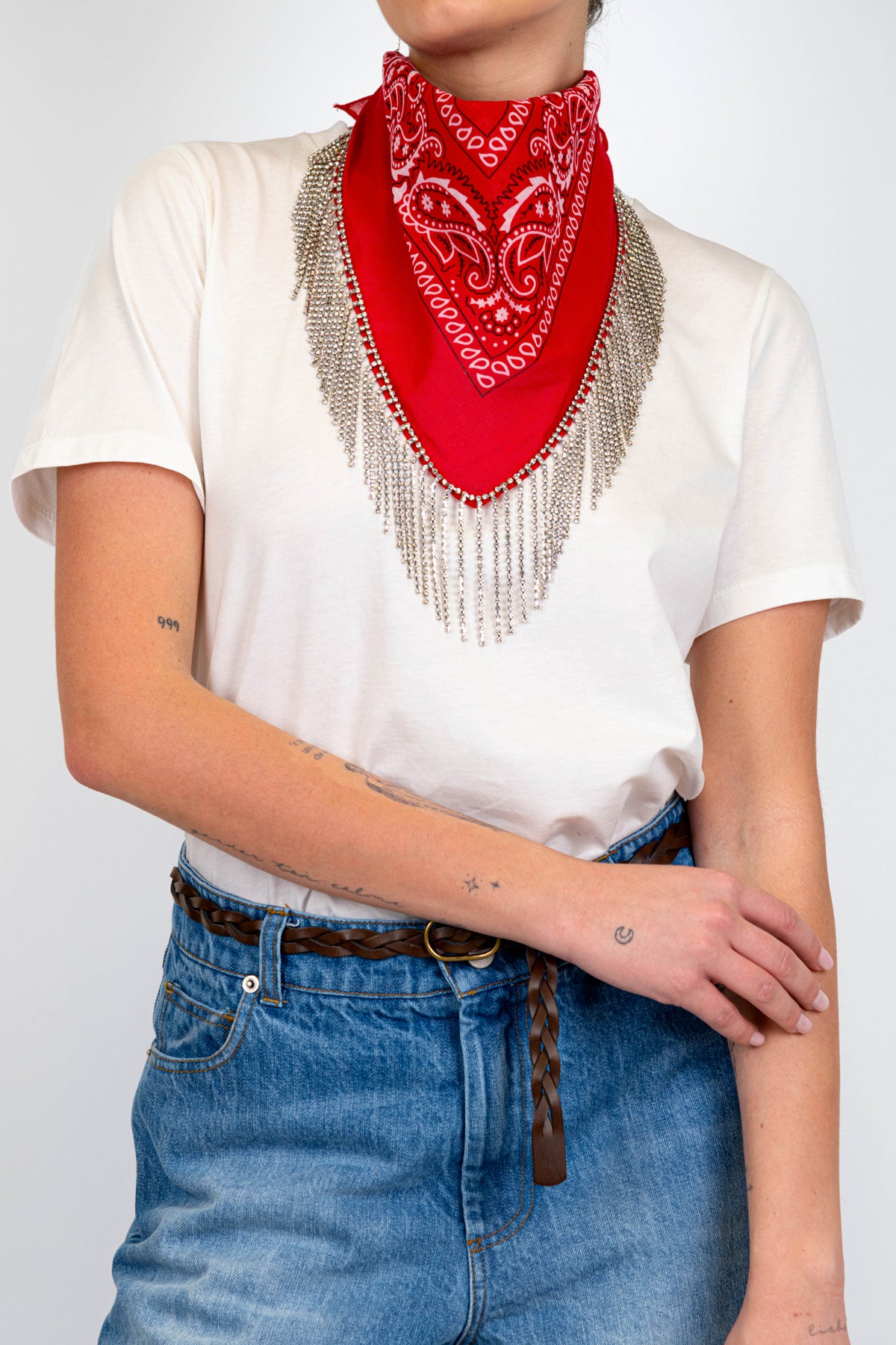 Tensione in - T-shirt con bandana e dettagli strass