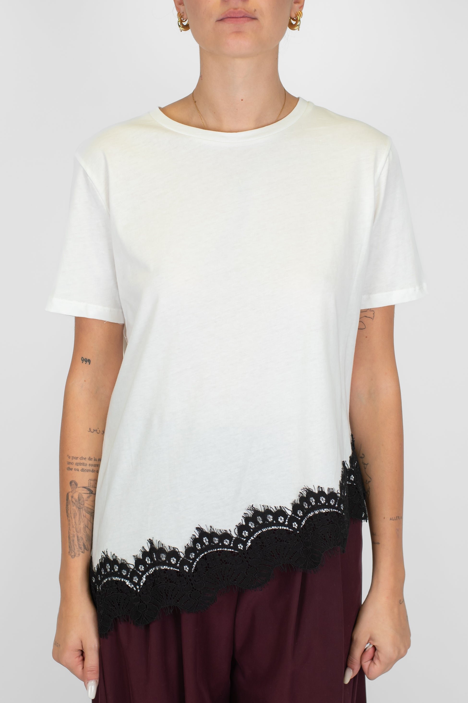 Tensione in - T-shirt asimmetrica con fondo in pizzo