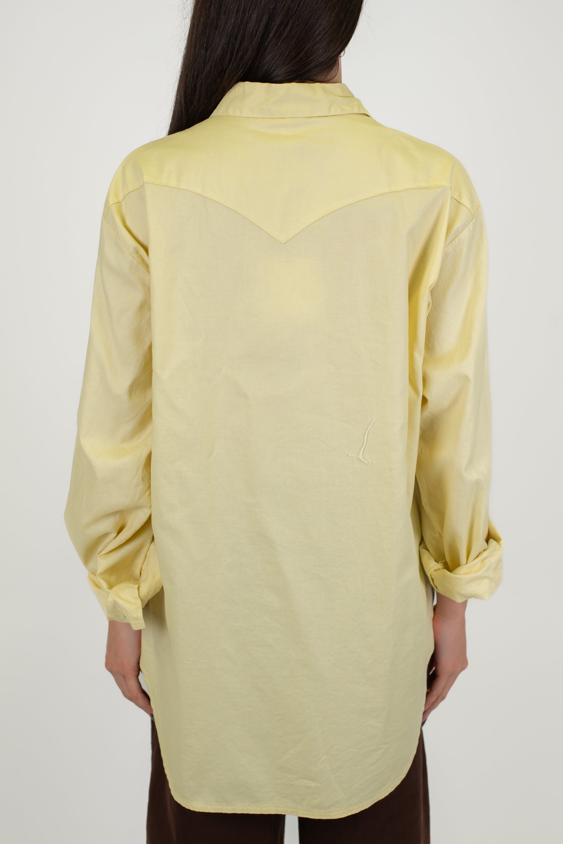 Tensione in - Camicia con taschini sul petto e chiusura con ciappe